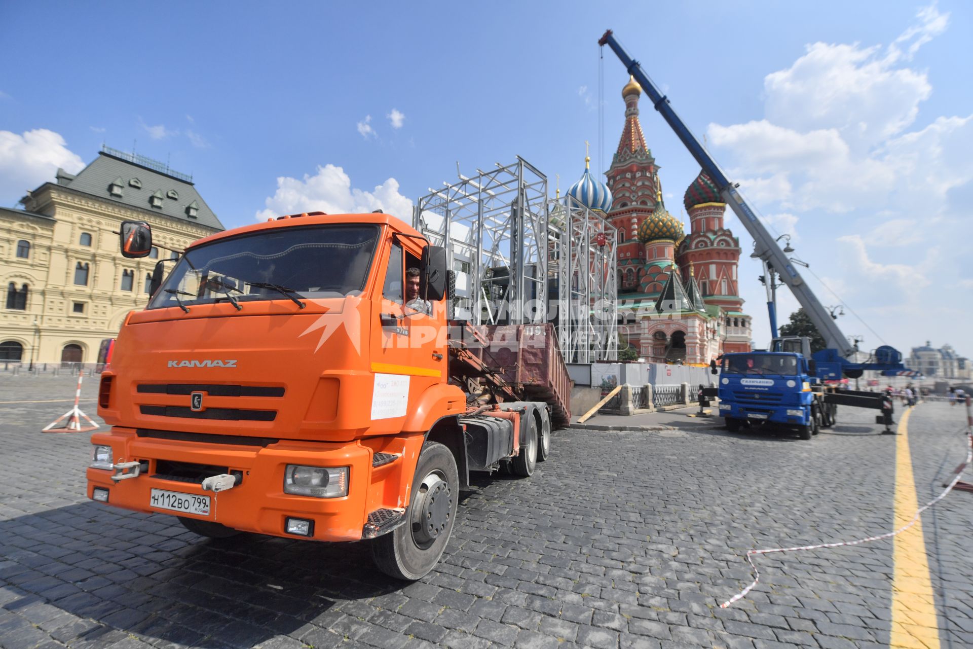 Москва. Реставрация памятника Минину и Пожарскому на Красной площади.