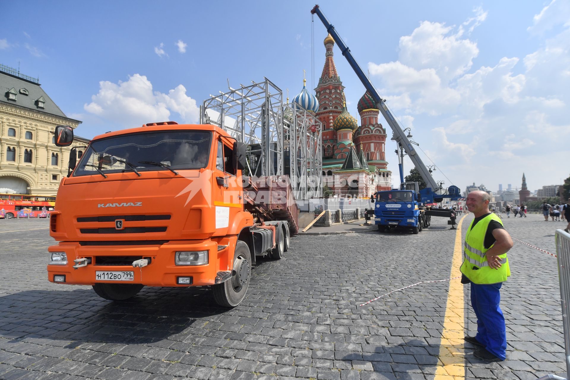 Москва. Реставрация памятника Минину и Пожарскому на Красной площади.