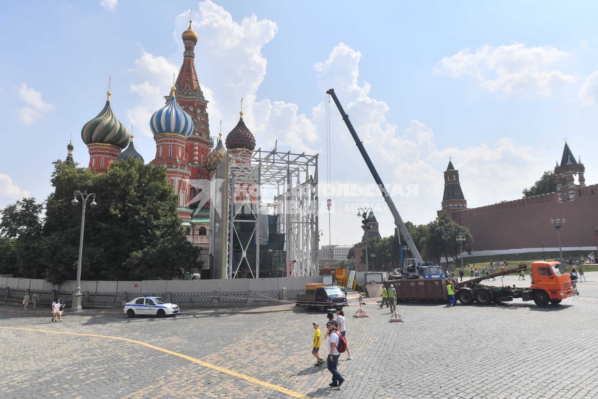 Москва. Реставрация памятника Минину и Пожарскому на Красной площади.