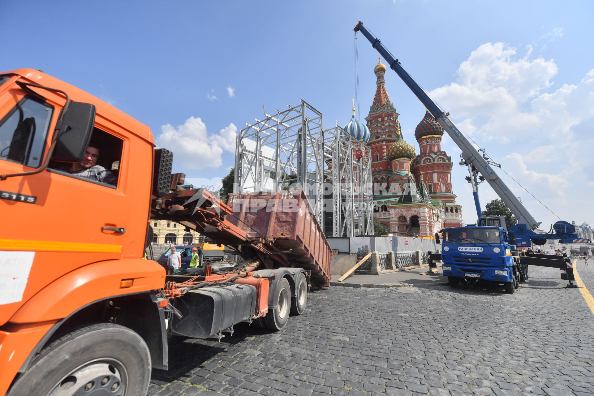 Москва. Реставрация памятника Минину и Пожарскому на Красной площади.