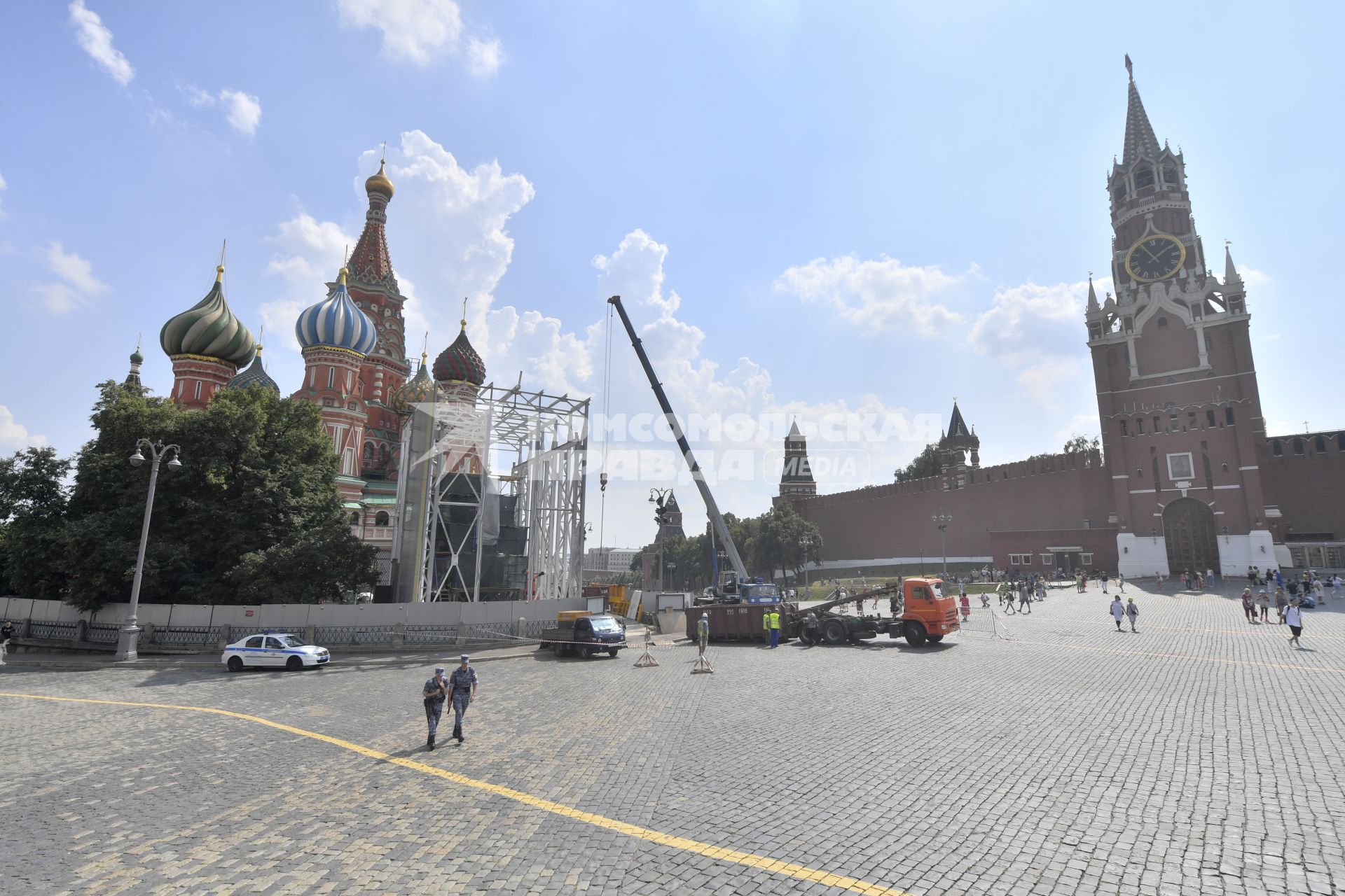 Москва. Реставрация памятника Минину и Пожарскому на Красной площади.