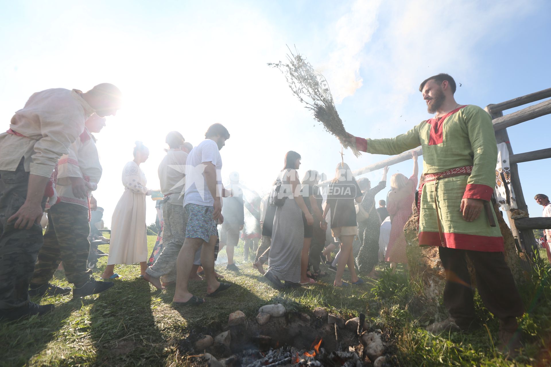 Калуга.  Жрецы проводят обряды во время празднования  Купалы (летнее солнцестояние) в славянском центре `Красотынка`.