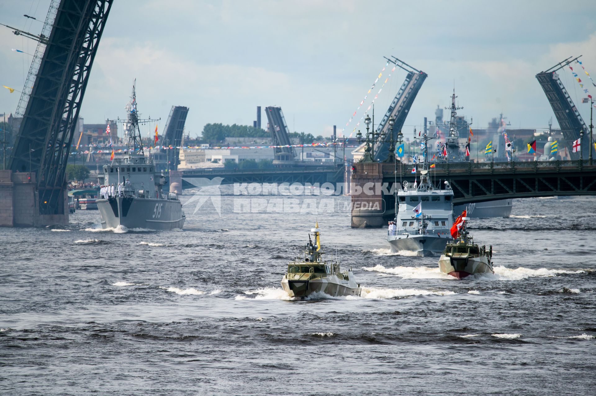 Санкт-Петербург. Базовый тральщик `Павел Хенов` 515 во время репетиции Главного военно-морского парада в честь Дня Военно-морского флота России.