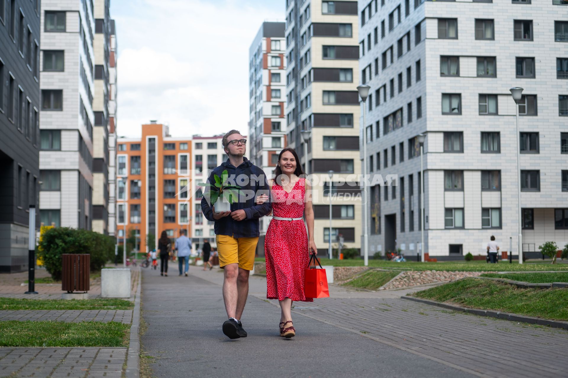 Санкт-Петербург. Молодой человек с девушкой во время переезда в новую квартиру.