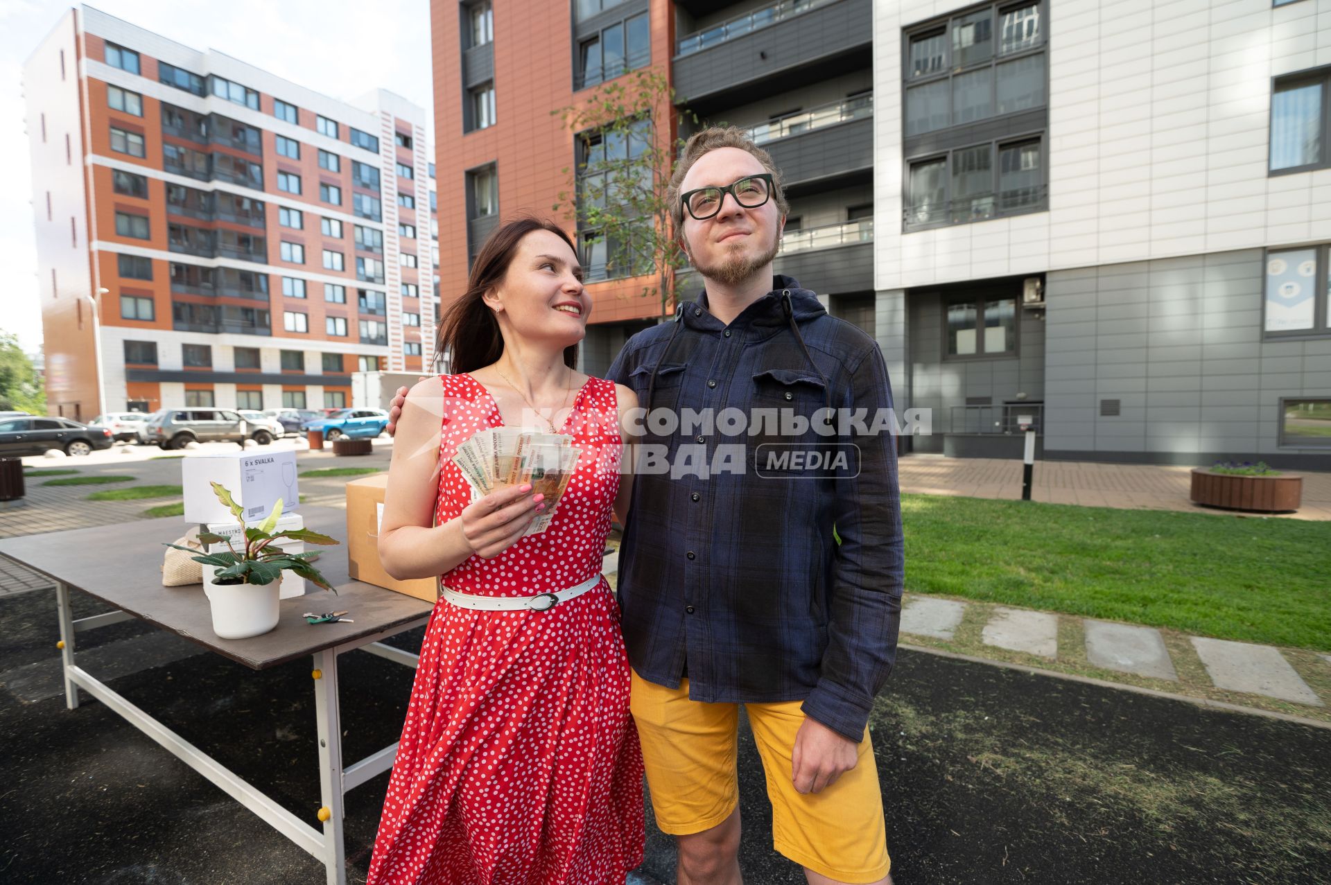 Санкт-Петербург. Молодой человек с девушкой перед покупкой квартиры в новостройке.