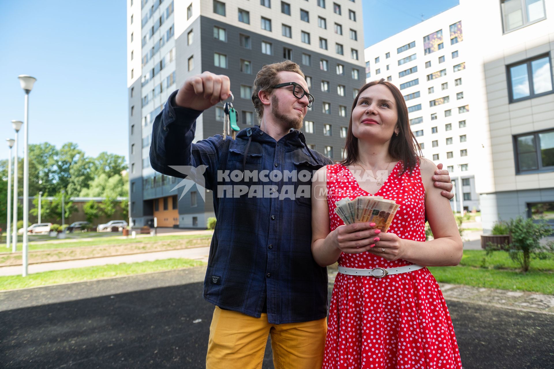 Санкт-Петербург. Молодой человек с девушкой во время покупки квартиры в новостройке.