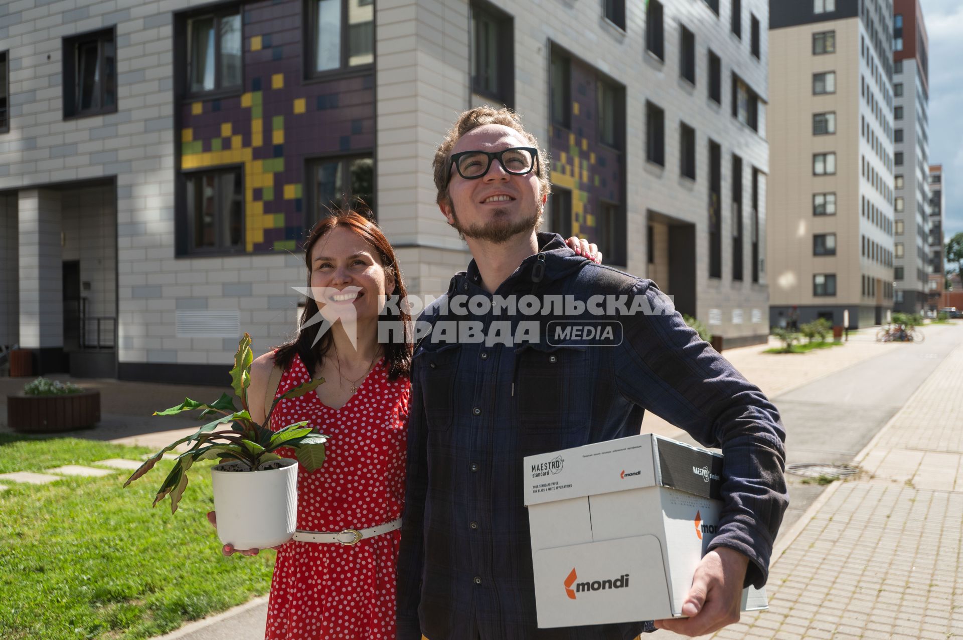 Санкт-Петербург. Молодой человек с девушкой во время переезда в новую квартиру.