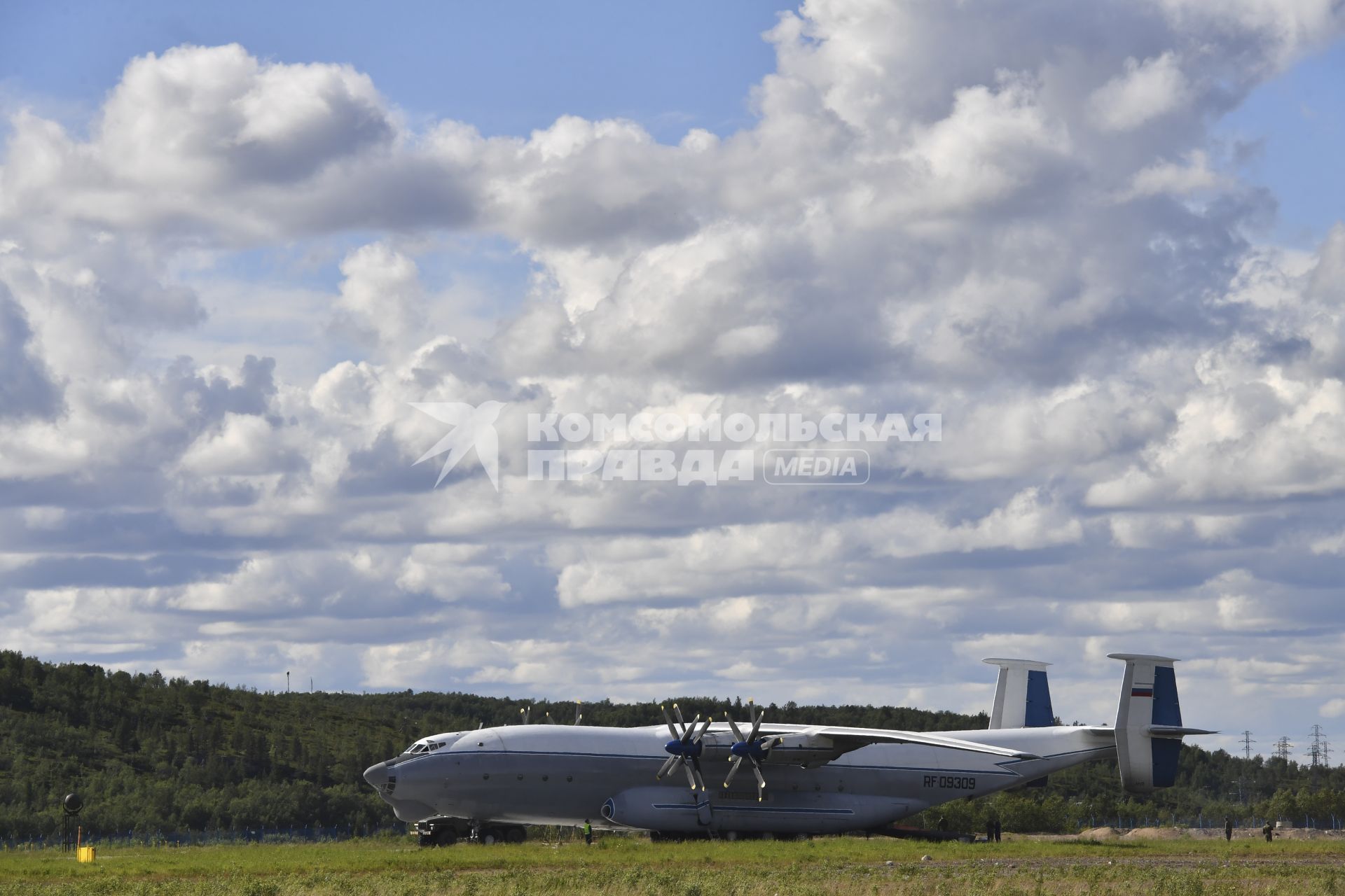 Мурманская область. о.Кильдин. Самолет Ан-22 `Антей`. Работы по очистке Арктической зоны от техногенного загрязнения в рамках специальной экспедиции РГО и минобороны РФ.