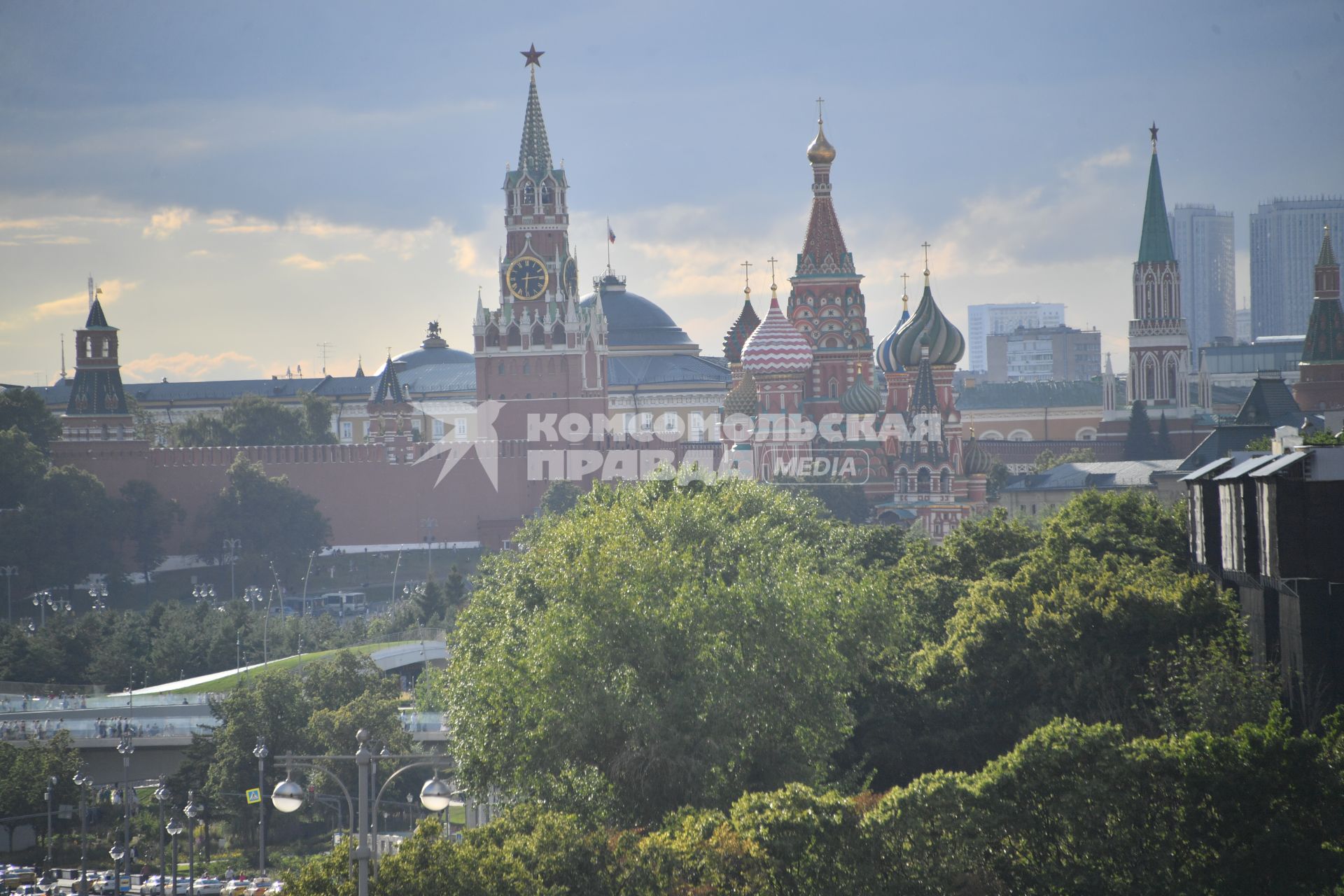 Москва. Вид из окна на Кремль  квартиры-музея балерины Галины Улановой в высотном доме на Котельнической набережной.