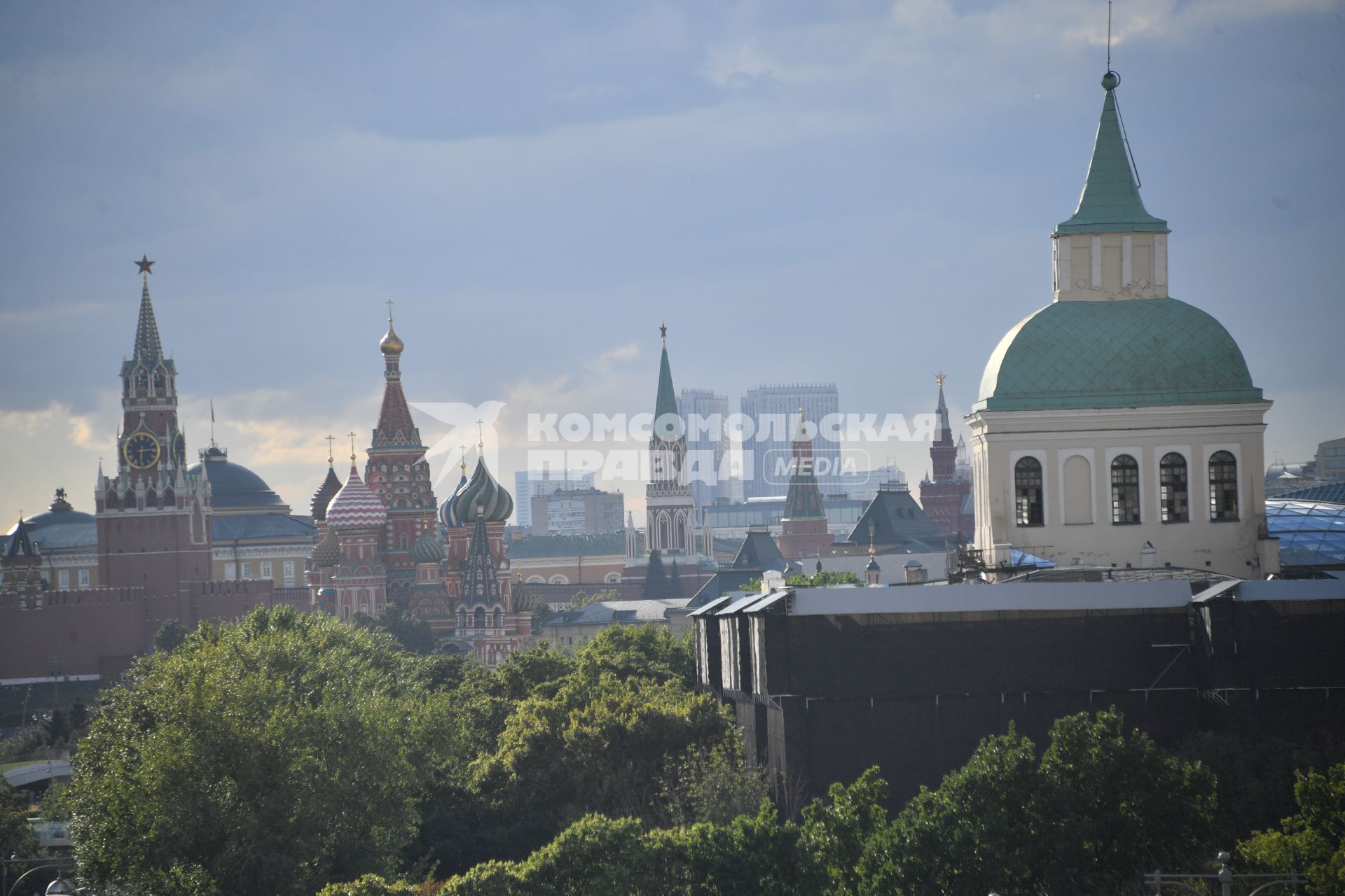 Москва. Вид из окна на Кремль  квартиры-музея балерины Галины Улановой в высотном доме на Котельнической набережной.