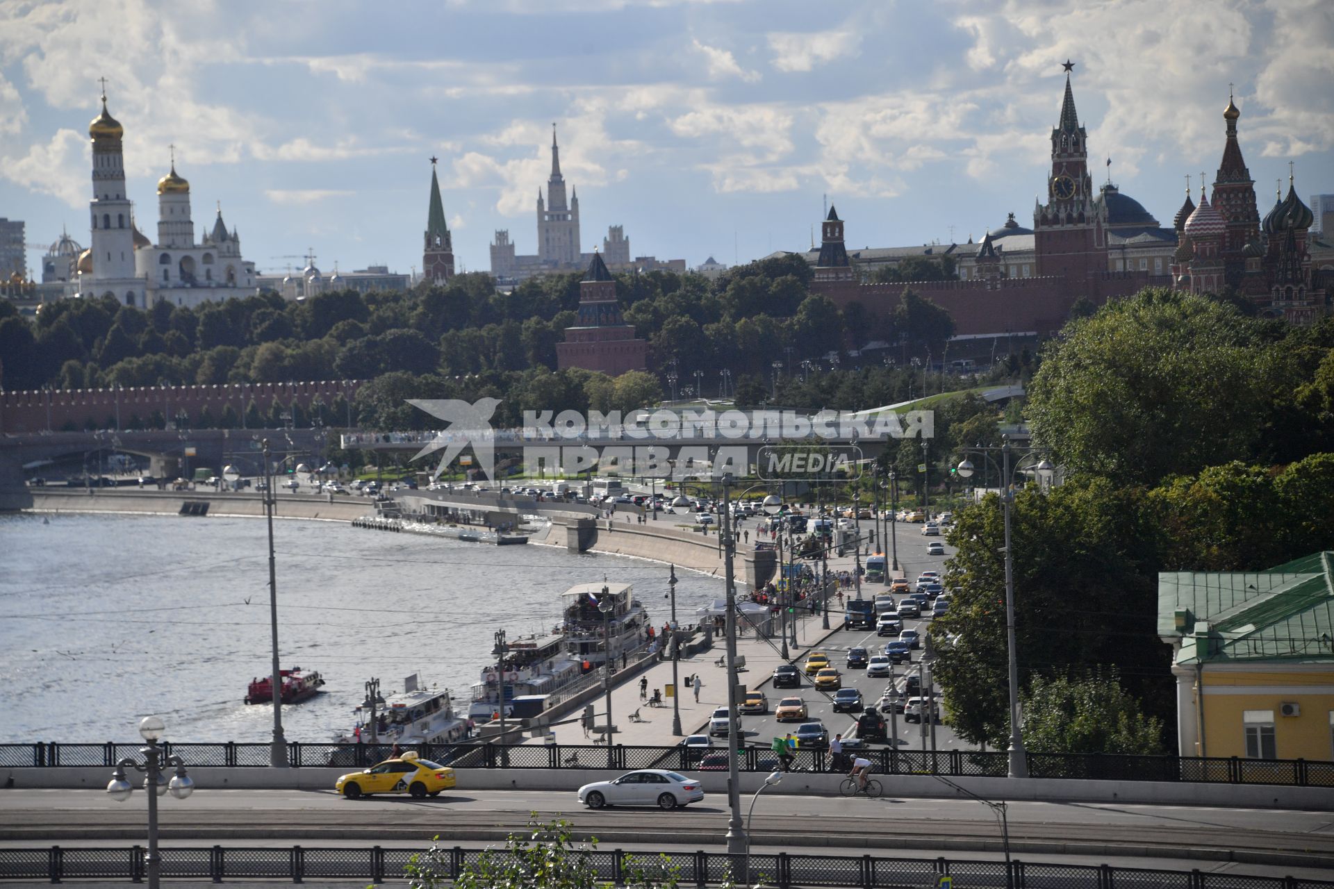 Москва. Вид из окна на Кремль  квартиры-музея балерины Галины Улановой в высотном доме на Котельнической набережной.