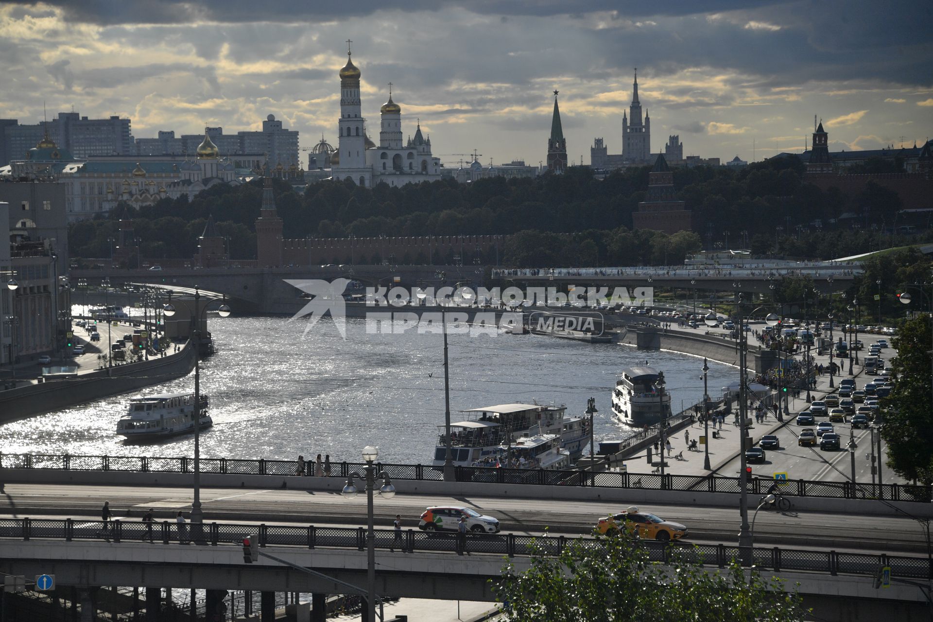 Москва. Вид из окна на Кремль  квартиры-музея балерины Галины Улановой в высотном доме на Котельнической набережной.