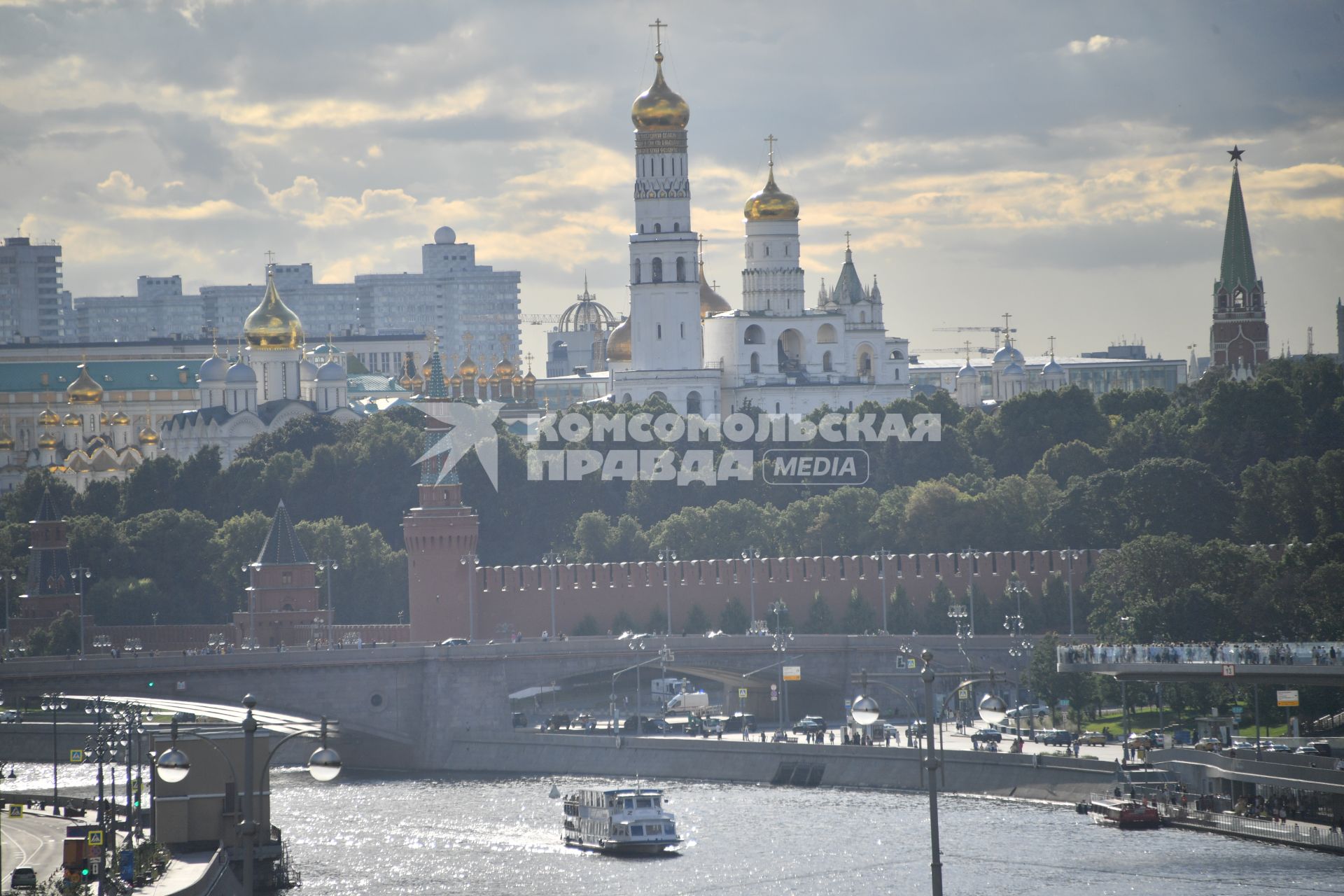 Москва. Вид из окна на Кремль  квартиры-музея балерины Галины Улановой в высотном доме на Котельнической набережной.