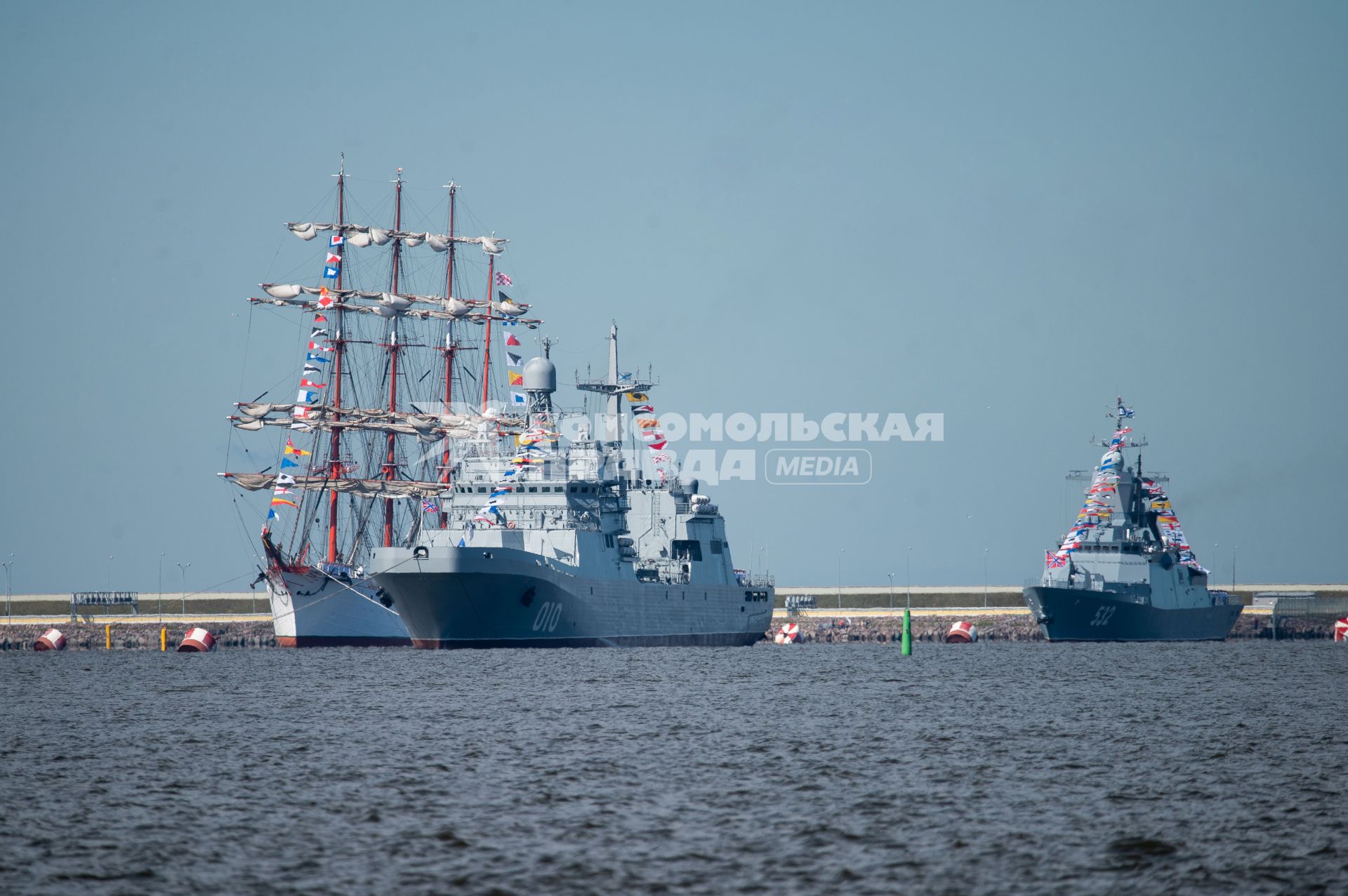 Санкт-Петербург. Кронштадт. Корвет `Бойкий` 532 во время Главного военно-морского парада в честь Дня Военно-морского флота России.