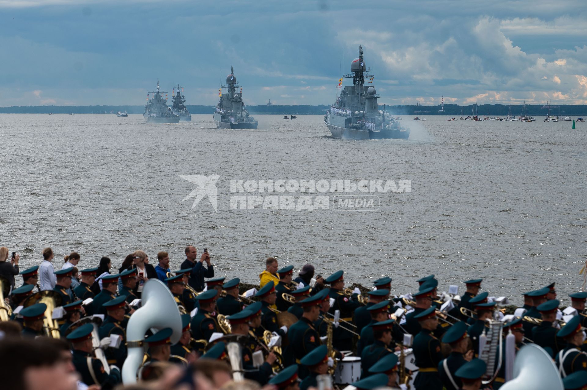 Санкт-Петербург. Кронштадт. Суда во время Главного военно-морского парада в честь Дня Военно-морского флота России.