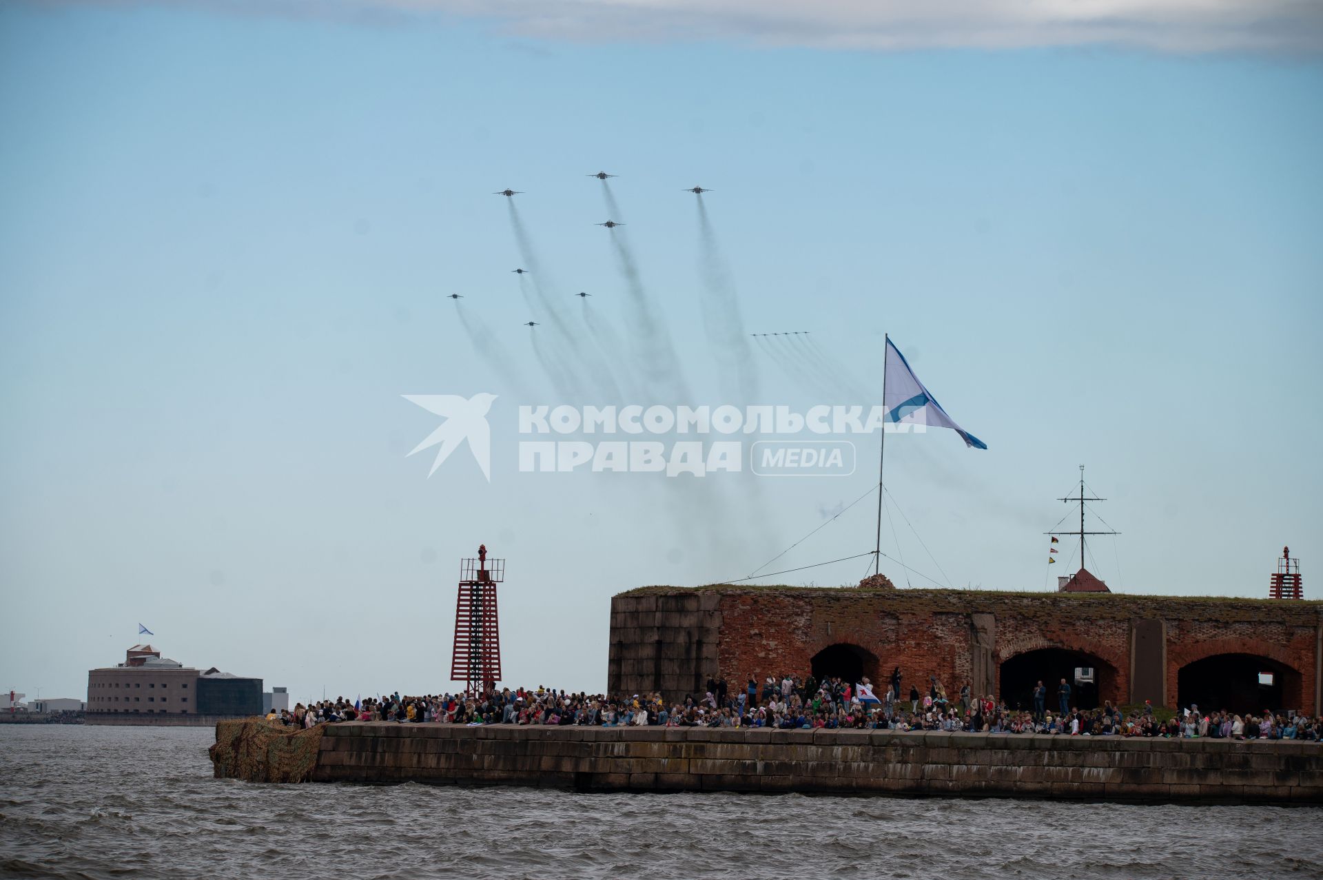 Санкт-Петербург. Кронштадт. Зрители во время Главного военно-морского парада в честь Дня Военно-морского флота России.