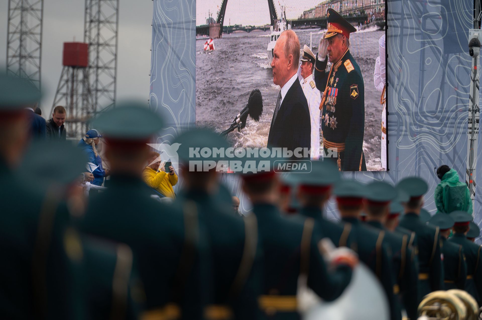 Санкт-Петербург. Кронштадт. Экран с трансляцией выступления президента РФ Владимира Путина во время Главного военно-морского парада в честь Дня Военно-морского флота России.