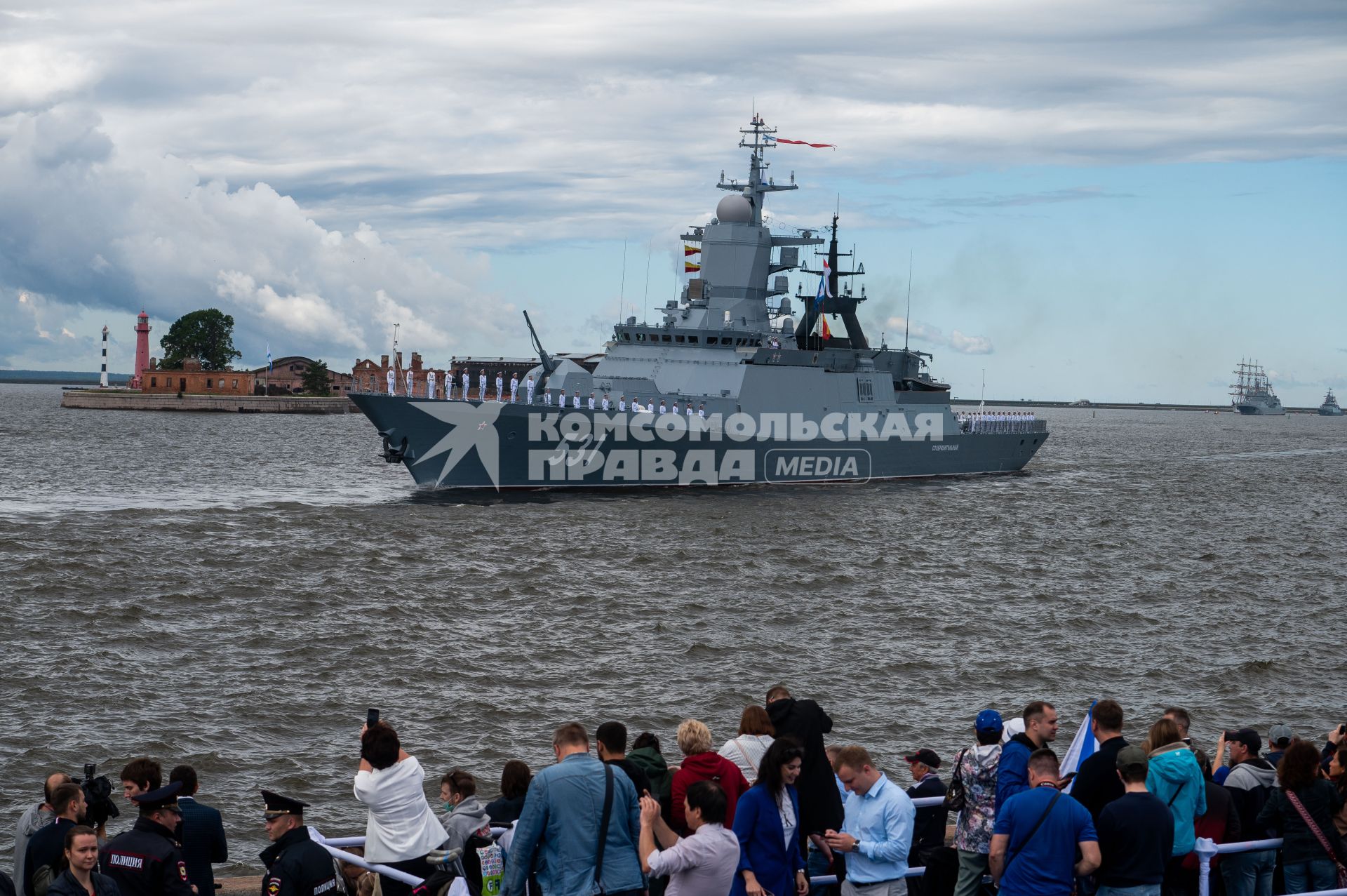 Санкт-Петербург. Кронштадт. Корвет `Сообразительный` во время Главного военно-морского парада в честь Дня Военно-морского флота России.