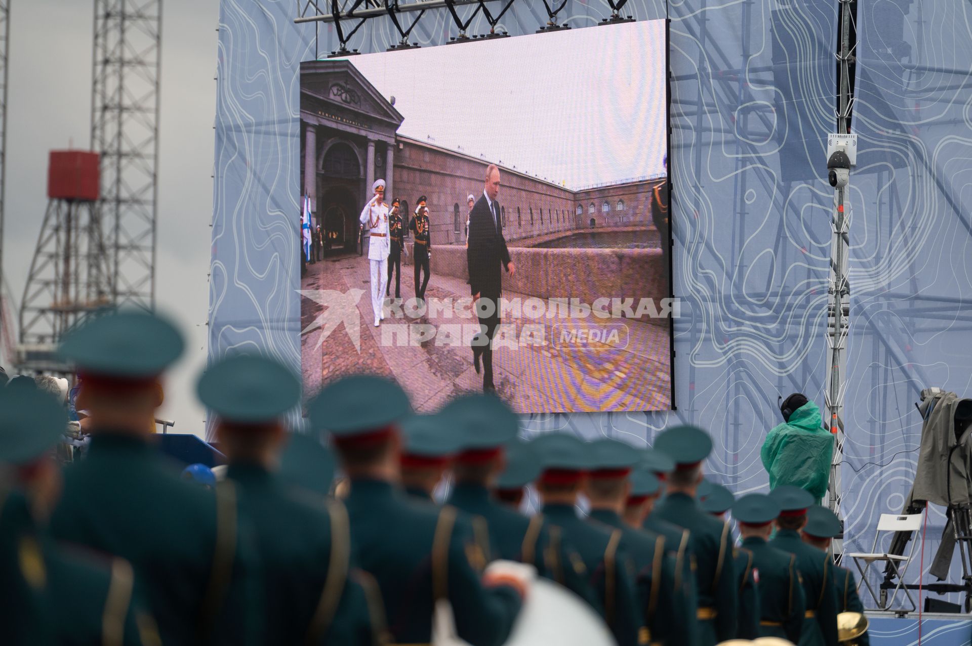 Санкт-Петербург. Кронштадт. Экран с трансляцией выступления президента РФ Владимира Путина во время Главного военно-морского парада в честь Дня Военно-морского флота России.