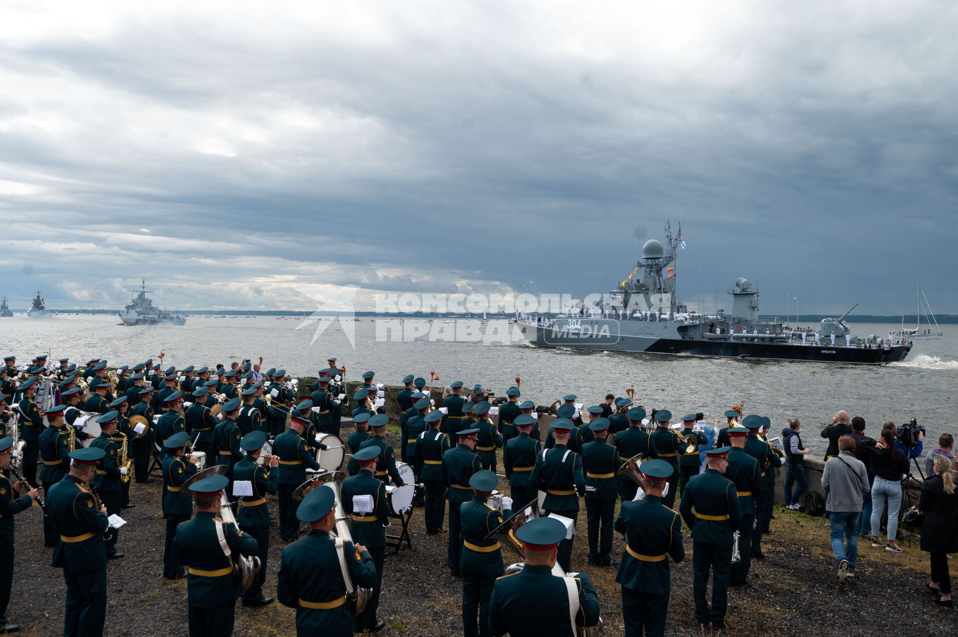 Санкт-Петербург. Кронштадт. Малый противолодочный корабль `Уренгой` 304 во время Главного военно-морского парада в честь Дня Военно-морского флота России.