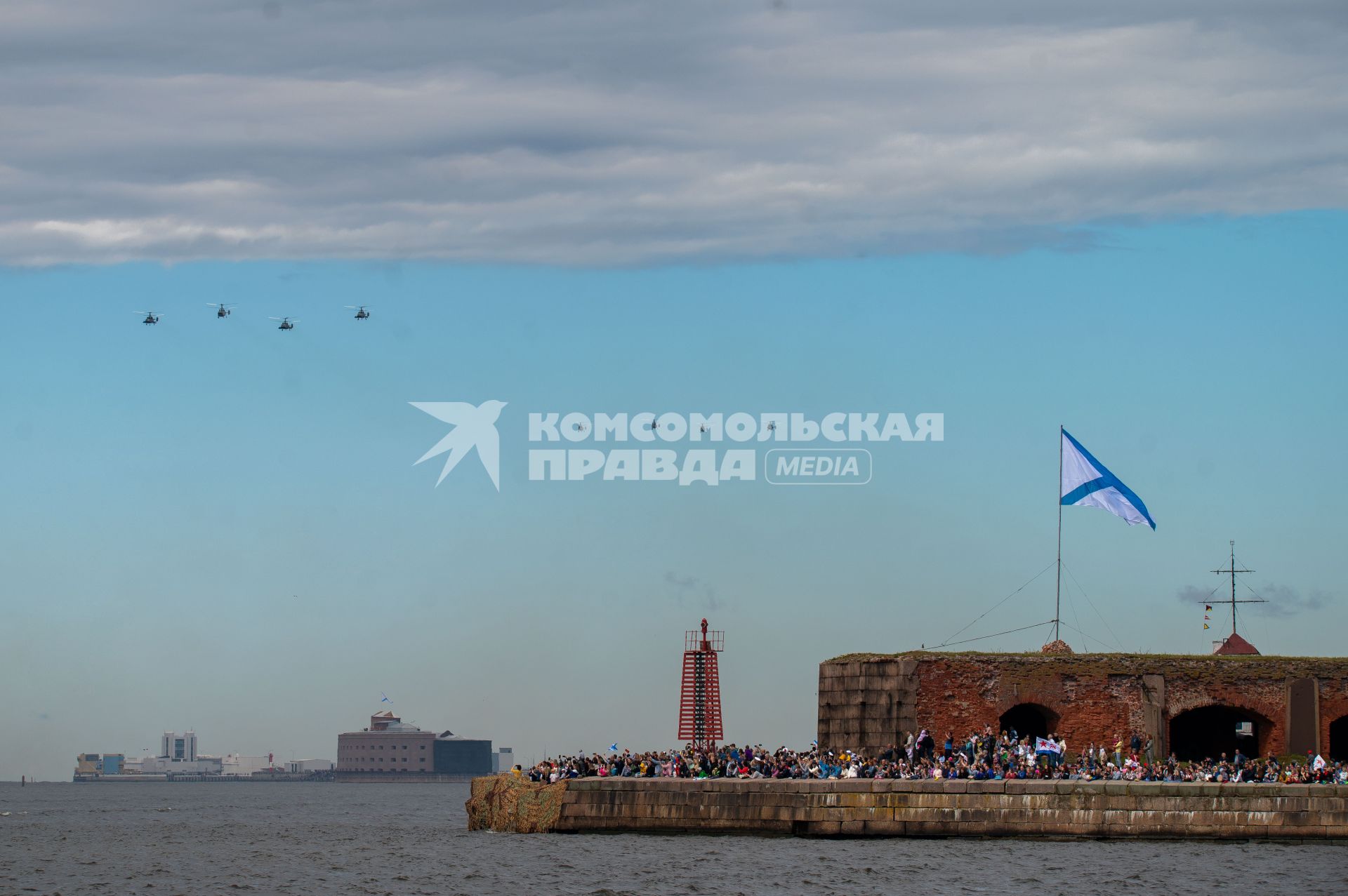 Санкт-Петербург. Кронштадт. Зрители во время Главного военно-морского парада в честь Дня Военно-морского флота России.