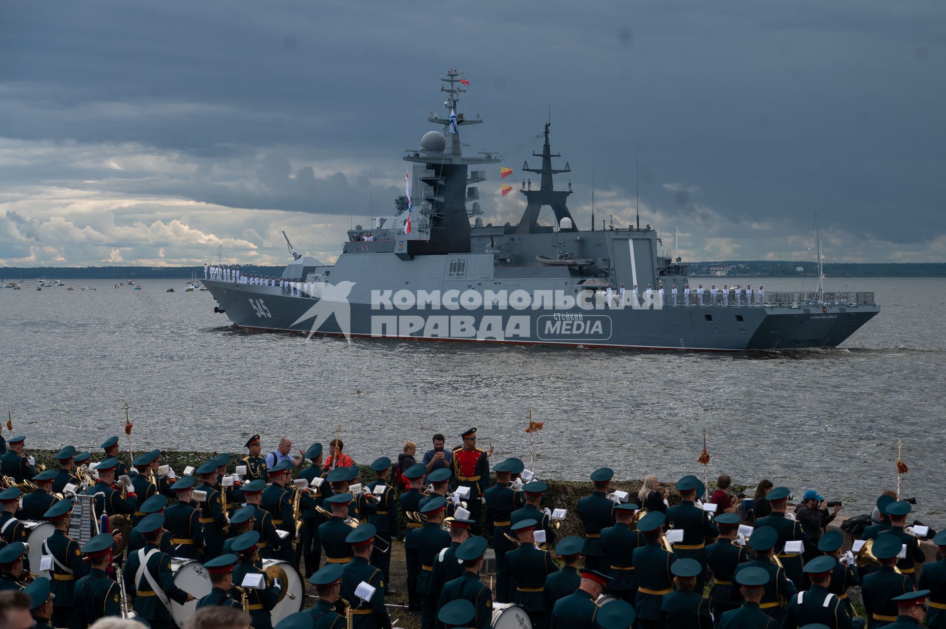 Санкт-Петербург. Кронштадт. Многоцелевой сторожевой корабль ближней морской зоны (корвет) `Стойкий` во время Главного военно-морского парада в честь Дня Военно-морского флота России.