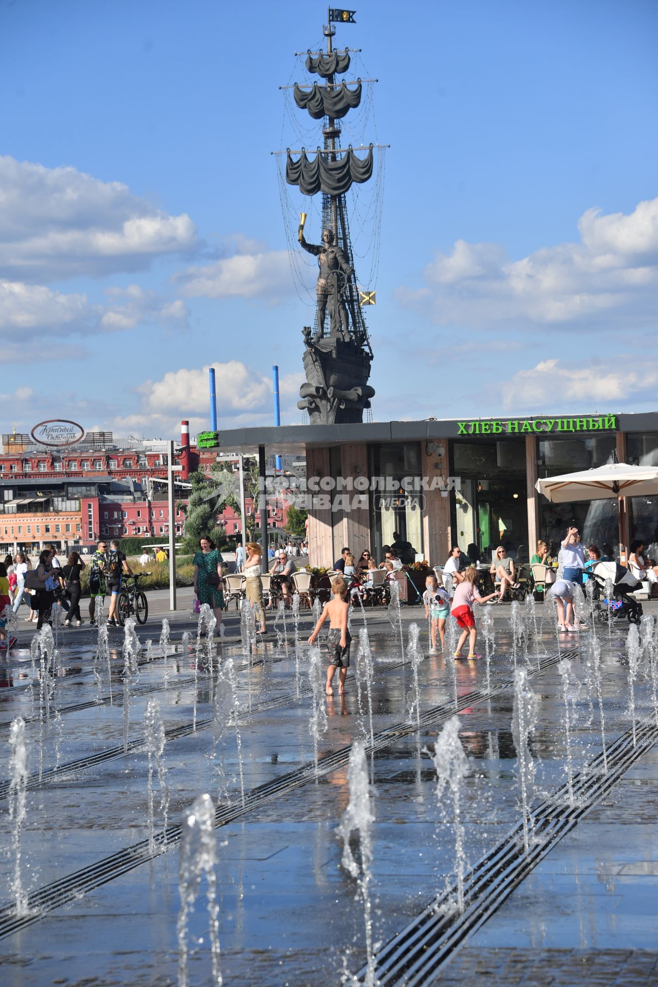 Москва.  Дети  играют с сухими фонтанами в парке `Музеон`.