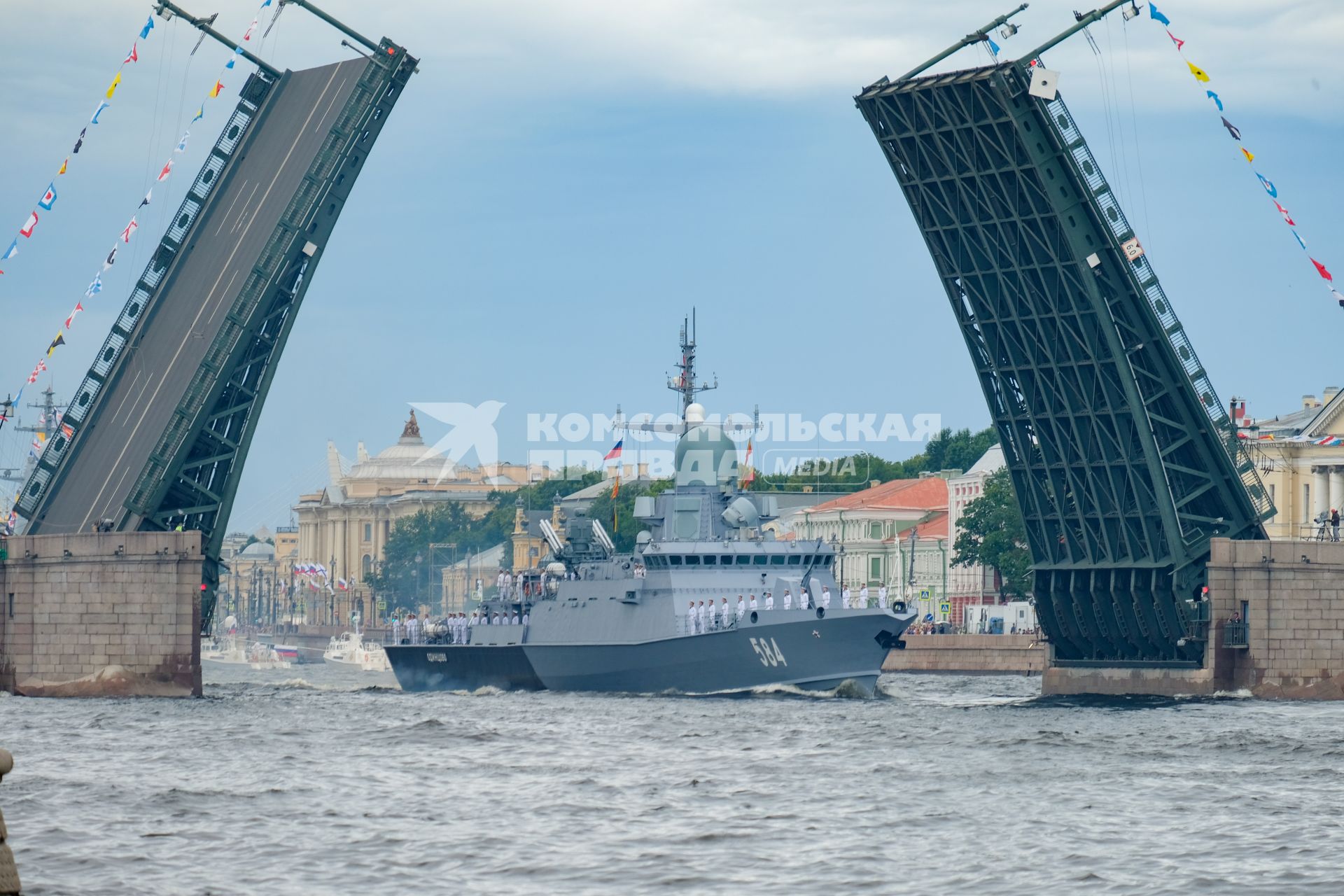 Санкт-Петербург. Малый ракетный корабль `Одинцово` во время Главного военно-морского парада в честь Дня Военно-морского флота России.