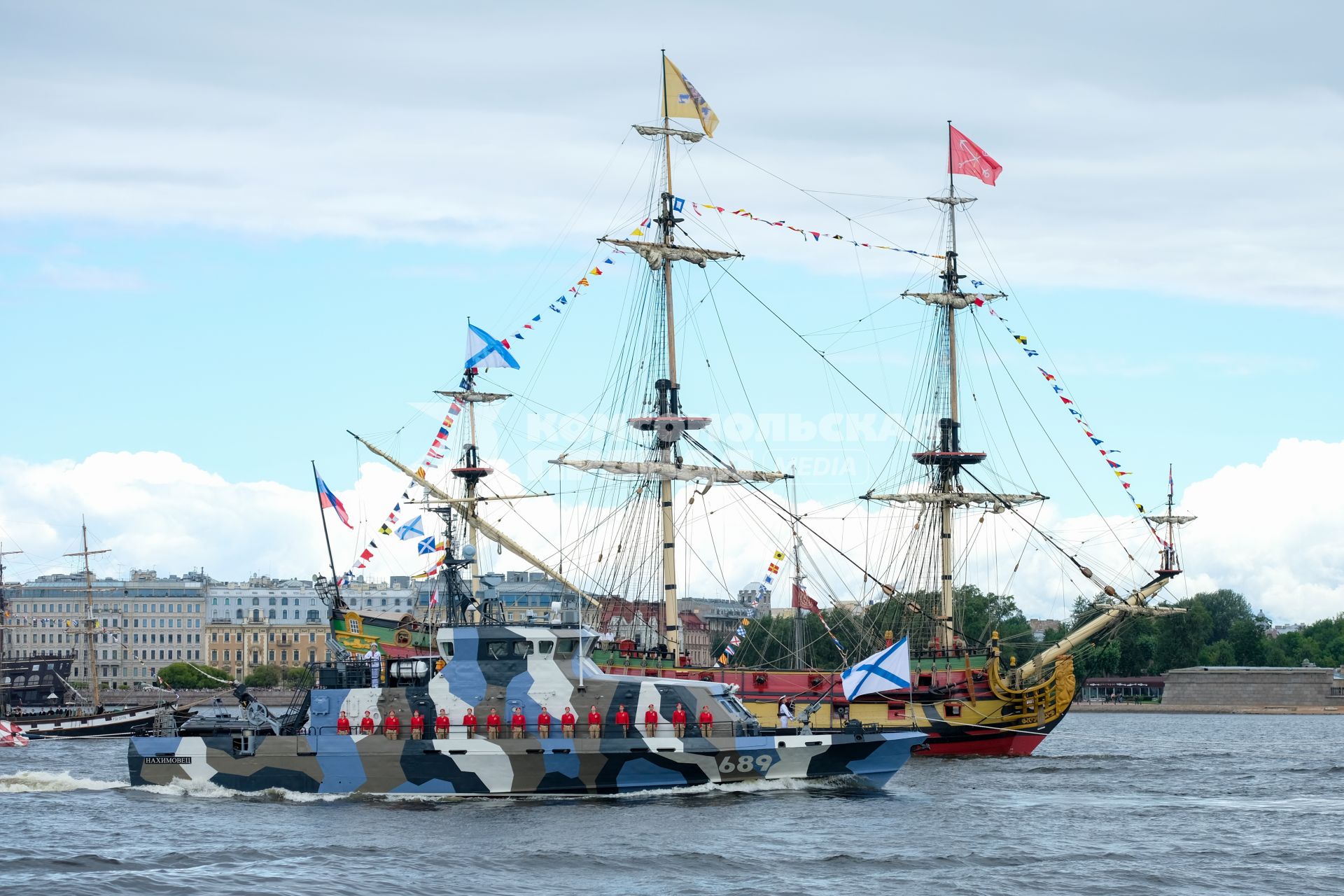 Санкт-Петербург. Противодиверсионный катер `Нахимовец` во время Главного военно-морского парада в честь Дня Военно-морского флота России.