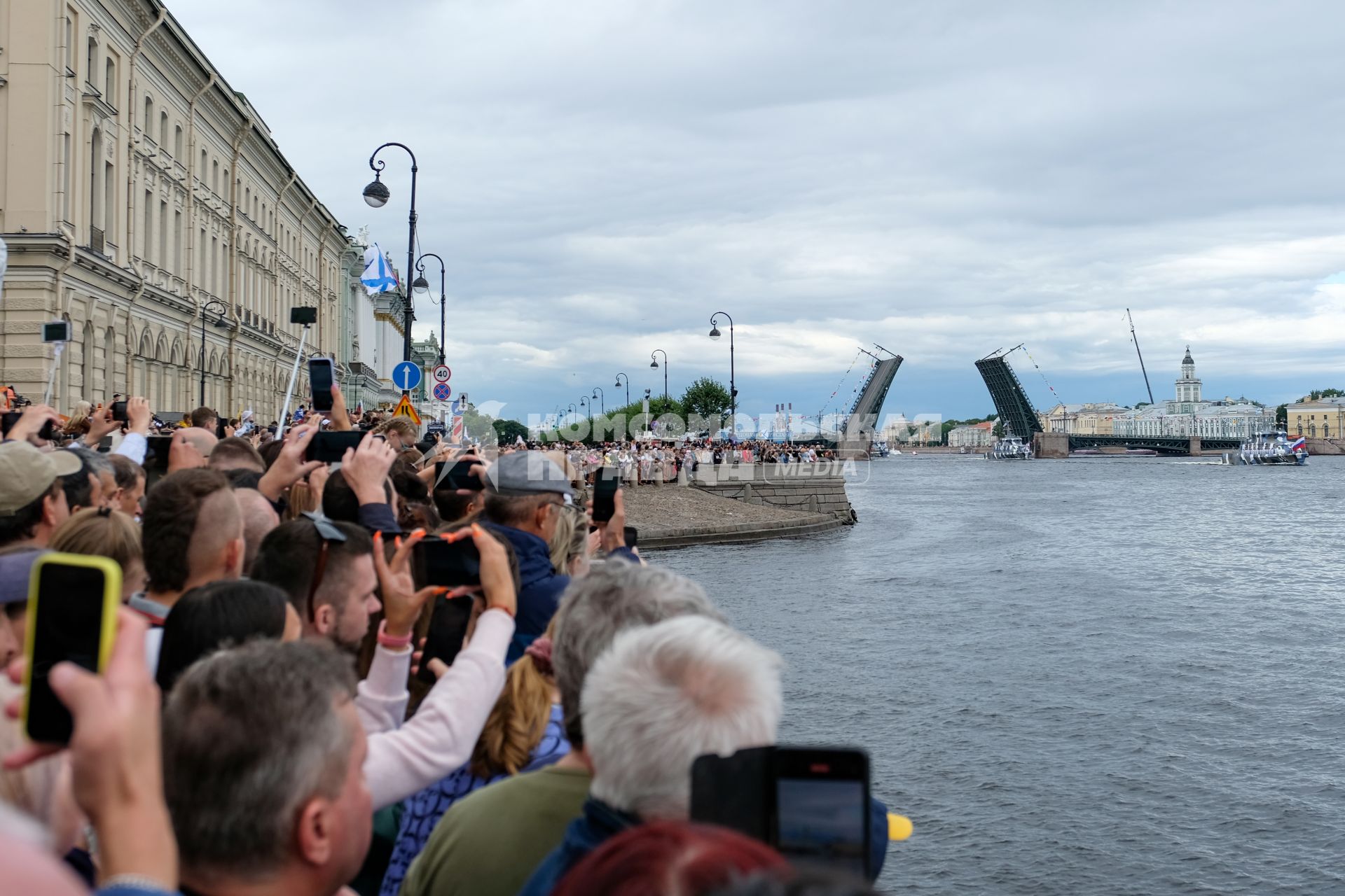 Санкт-Петербург. Зрители во время Главного военно-морского парада в честь Дня Военно-морского флота России.