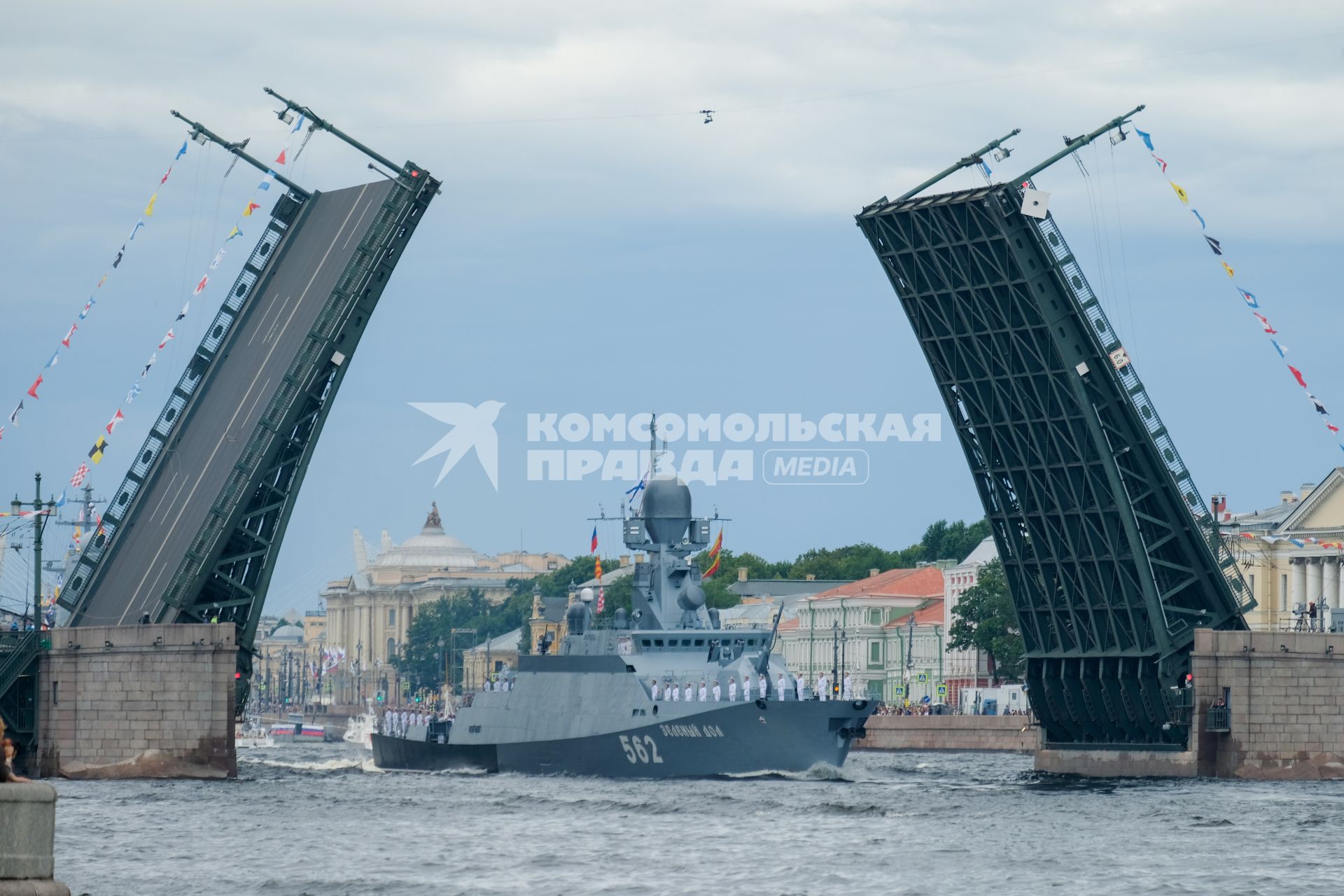 Санкт-Петербург. Малый ракетный корабль `Зеленый дом` во время Главного военно-морского парада в честь Дня Военно-морского флота России.