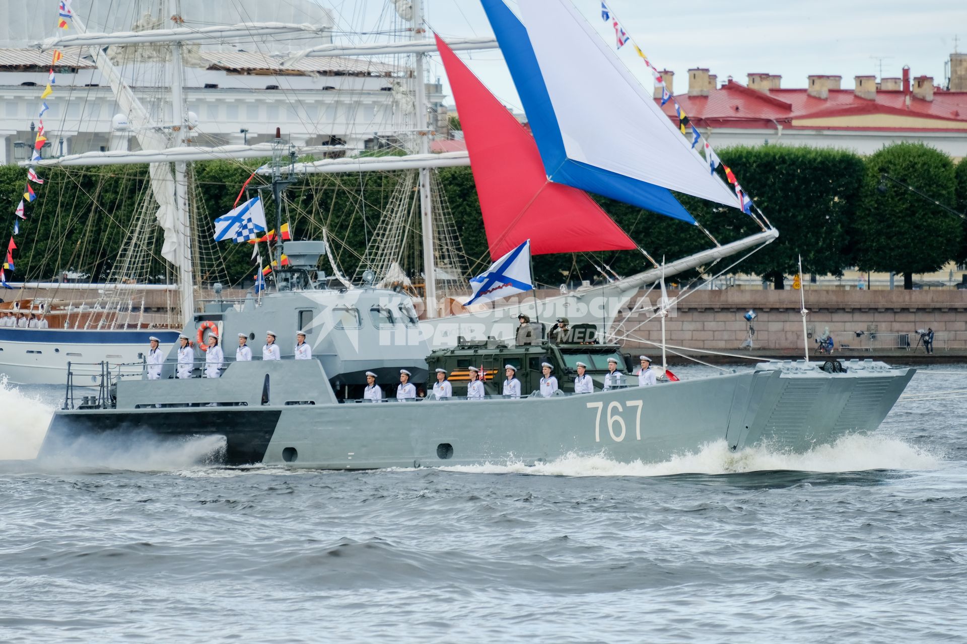 Санкт-Петербург. Десантный катер`Акула` во время Главного военно-морского парада в честь Дня Военно-морского флота России.