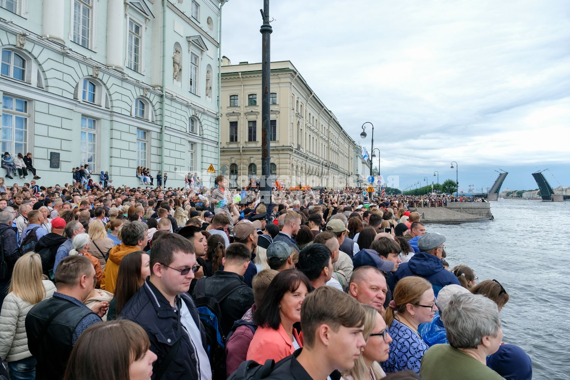 Санкт-Петербург. Зрители во время Главного военно-морского парада в честь Дня Военно-морского флота России.