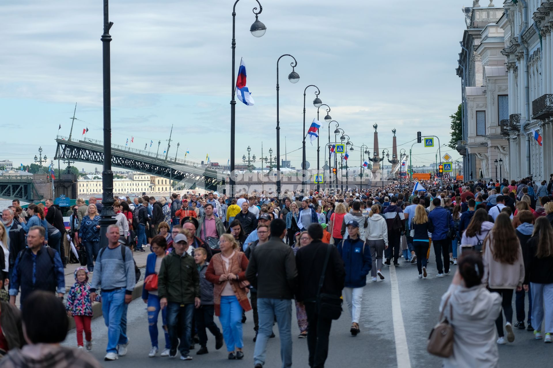 Санкт-Петербург. Зрители во время Главного военно-морского парада в честь Дня Военно-морского флота России.