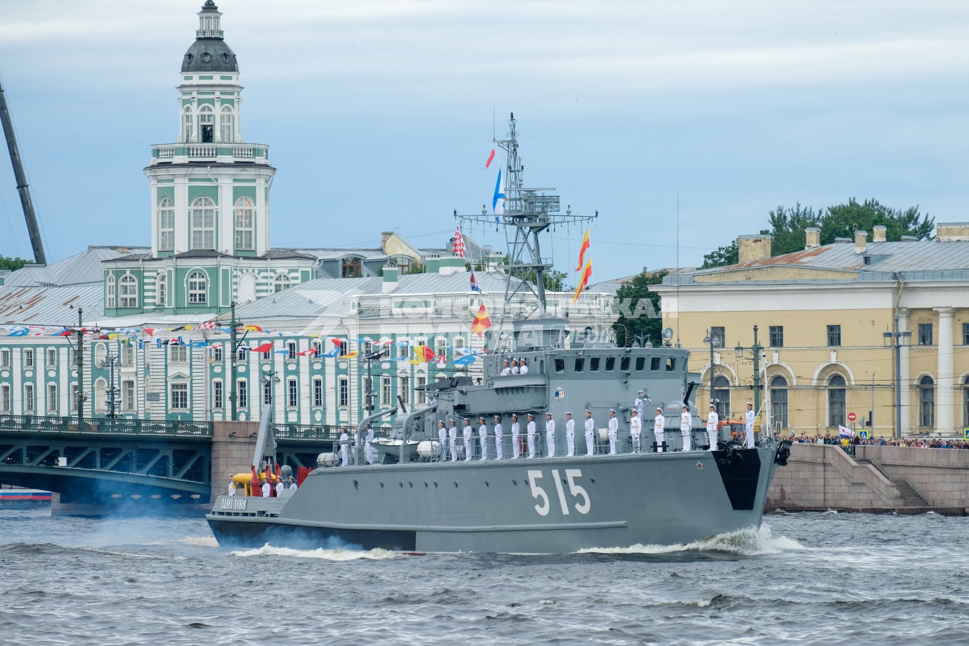 Санкт-Петербург. Базовый тральщик `Павел Хенов` во время Главного военно-морского парада в честь Дня Военно-морского флота России.