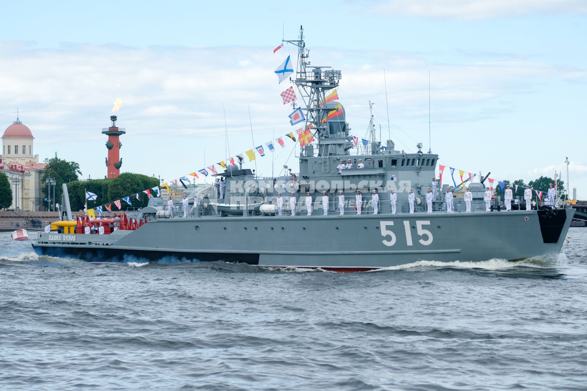 Санкт-Петербург. Базовый тральщик `Павел Хенов` во время Главного военно-морского парада в честь Дня Военно-морского флота России.