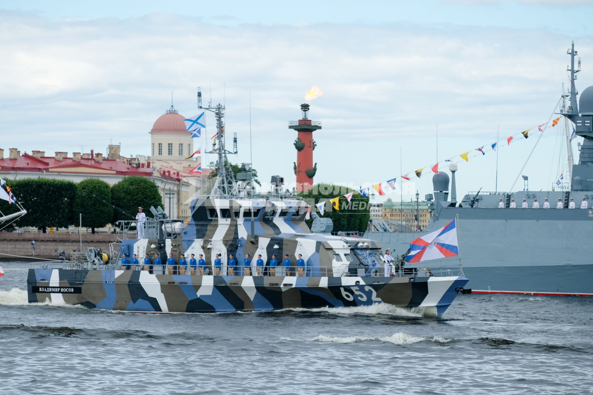 Санкт-Петербург. Противодиверсионный катер `Владимир Носов` во время Главного военно-морского парада в честь Дня Военно-морского флота России.