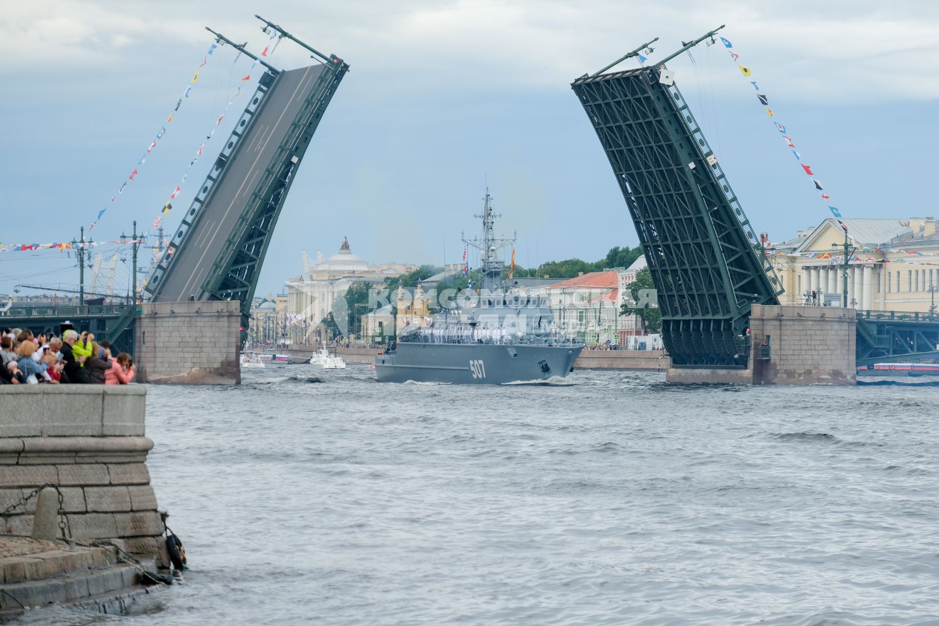 Санкт-Петербург. Базовый тральщик `Александр Обухов` во время Главного военно-морского парада в честь Дня Военно-морского флота России.