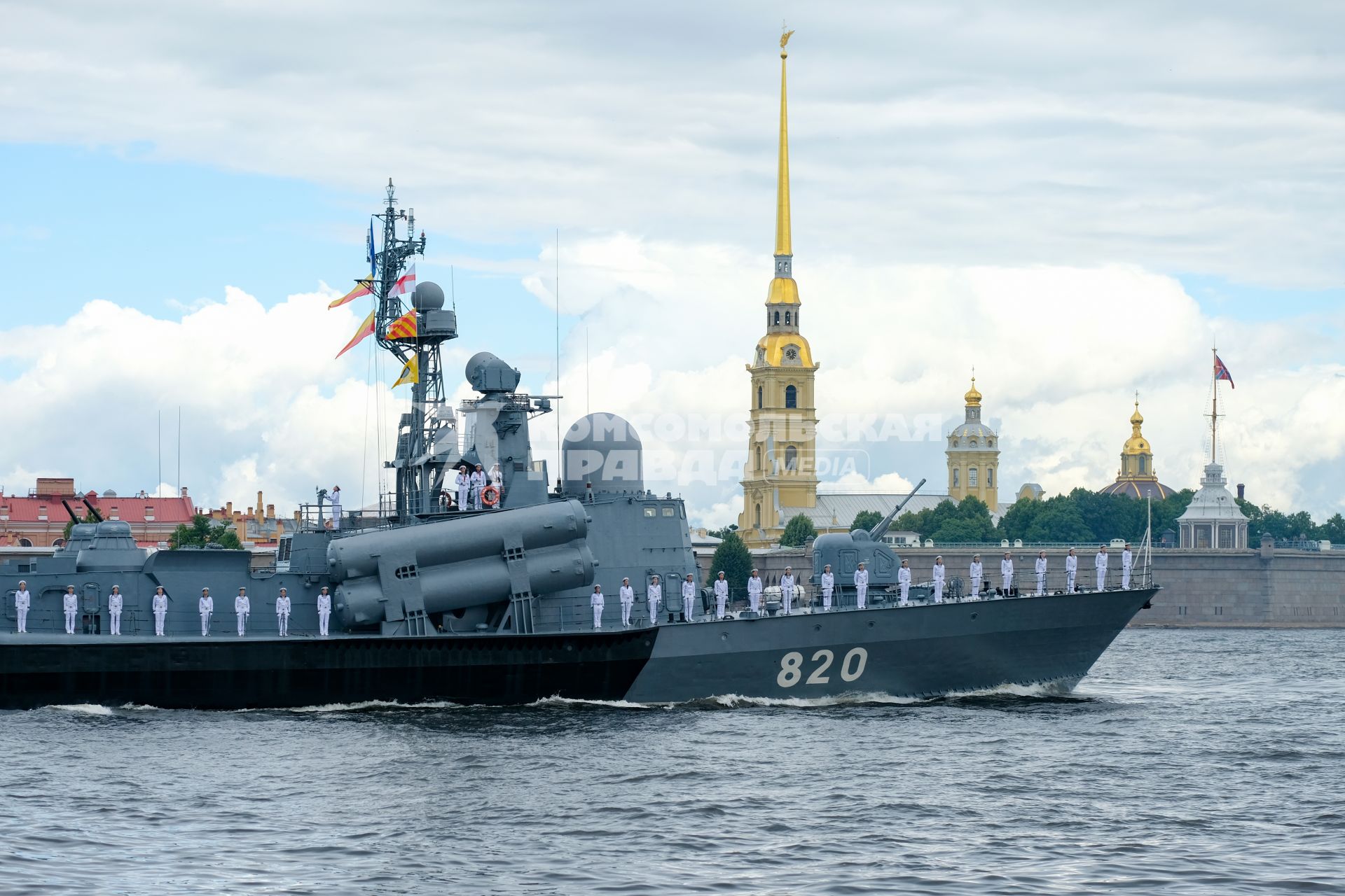 Санкт-Петербург. Ракетный катер `Чувашия` во время Главного военно-морского парада в честь Дня Военно-морского флота России.