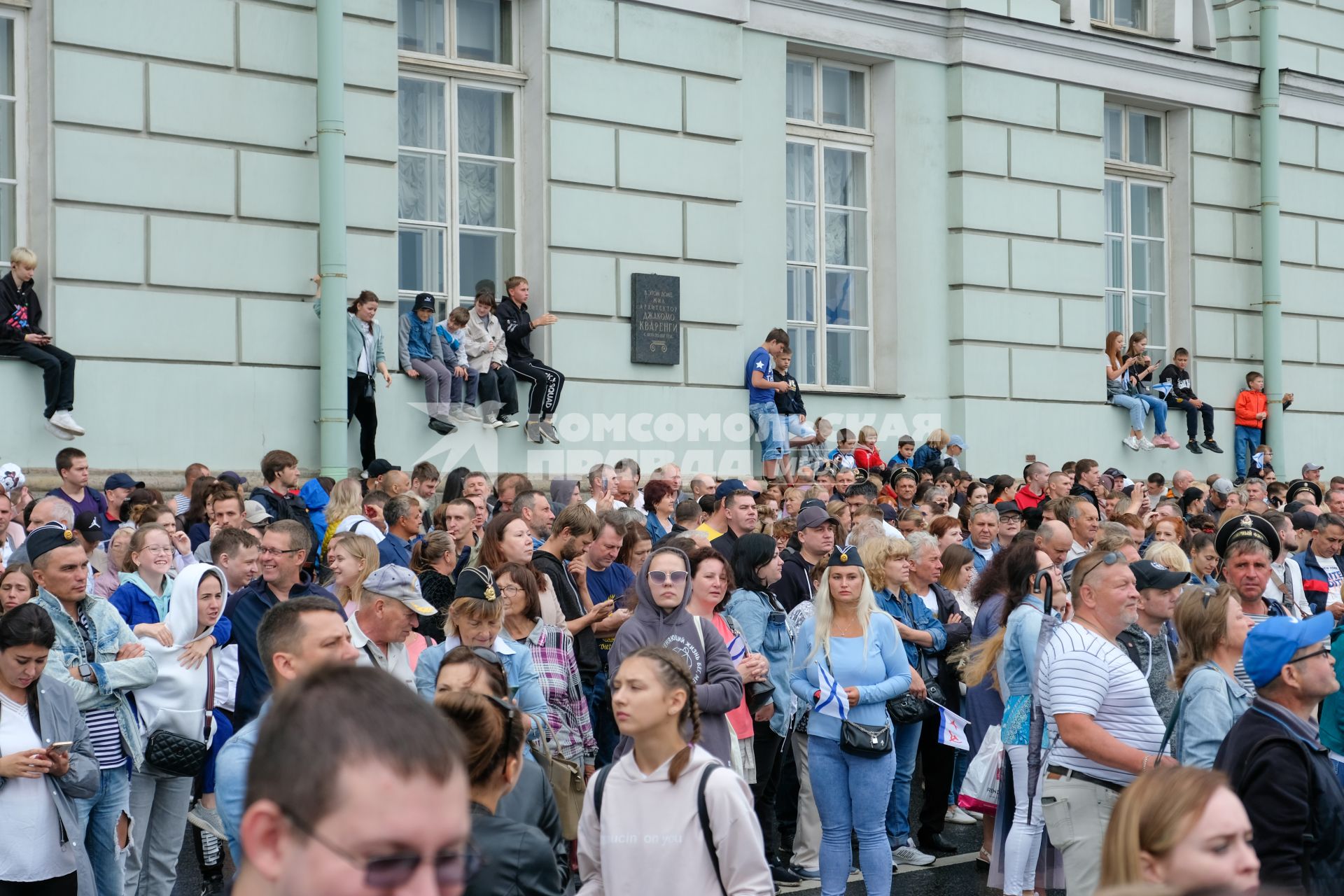 Санкт-Петербург. Зрители во время Главного военно-морского парада в честь Дня Военно-морского флота России.