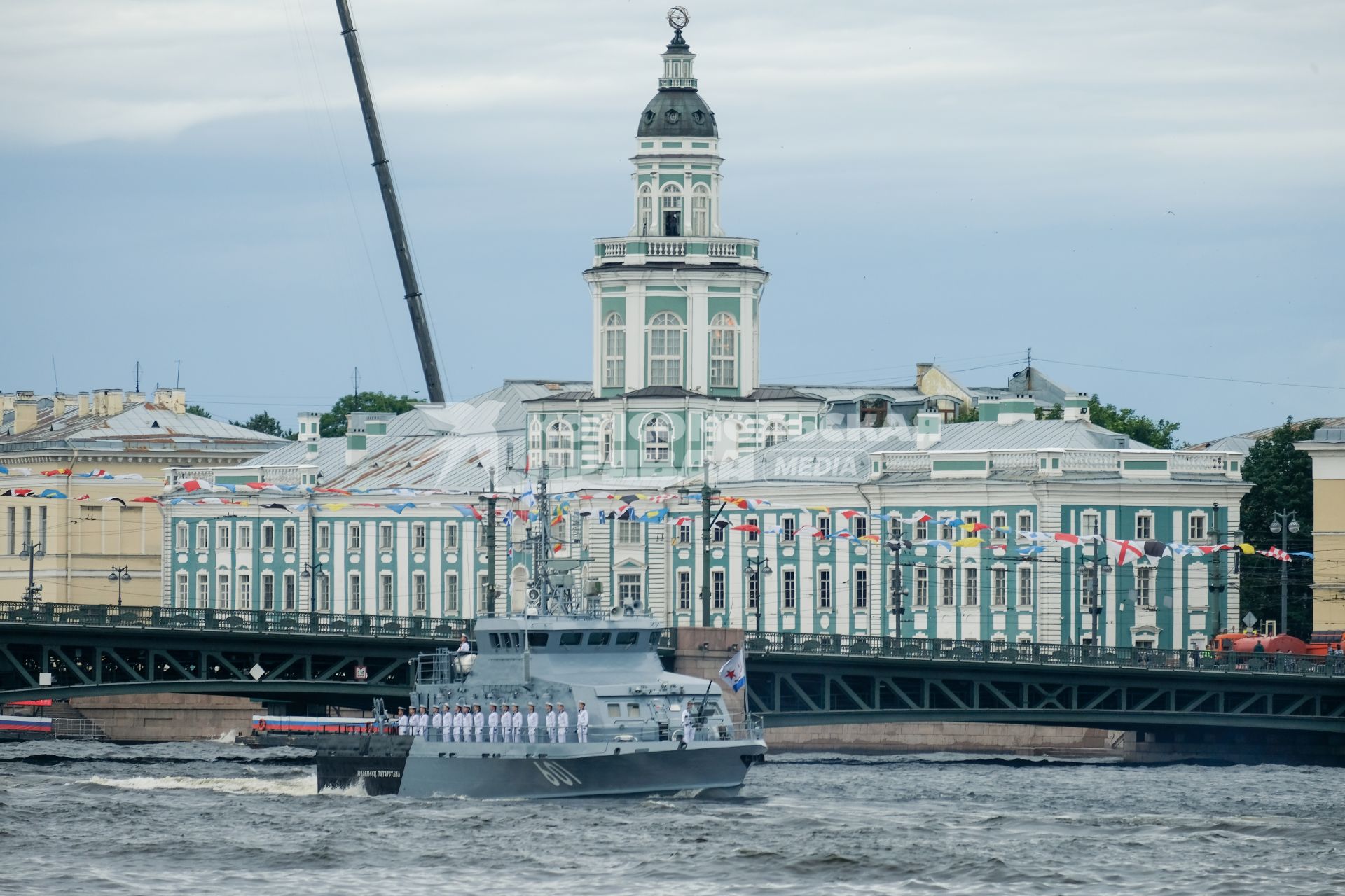 Санкт-Петербург. Противодиверсионный катер `Юнармеец Татарстана` во время Главного военно-морского парада в честь Дня Военно-морского флота России.