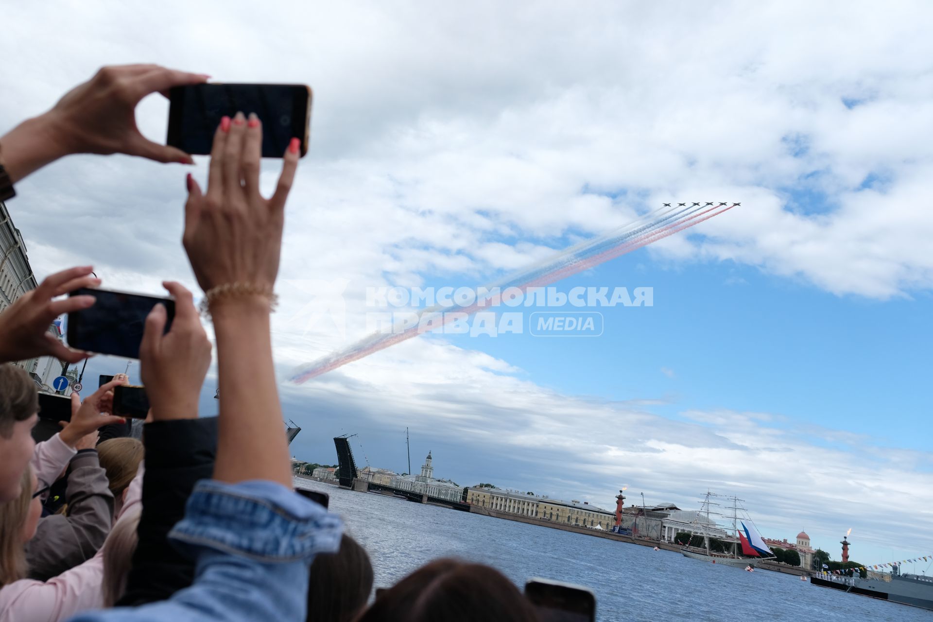 Санкт-Петербург. Штурмовики Су-25 во время Главного военно-морского парада в честь Дня Военно-морского флота России.