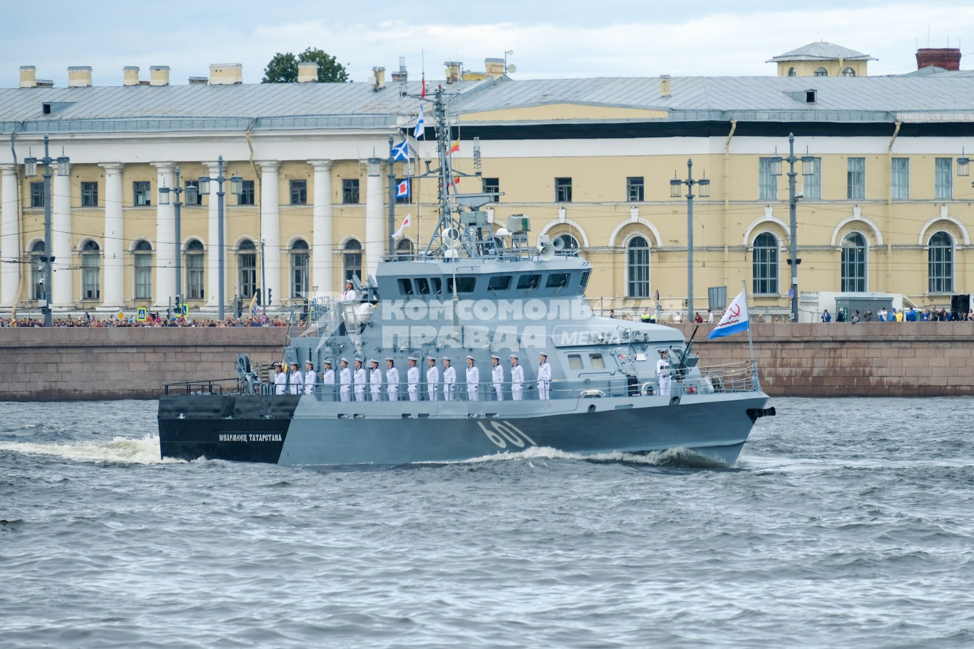 Санкт-Петербург. Противодиверсионный катер `Юнармеец Татарстана` во время Главного военно-морского парада в честь Дня Военно-морского флота России.