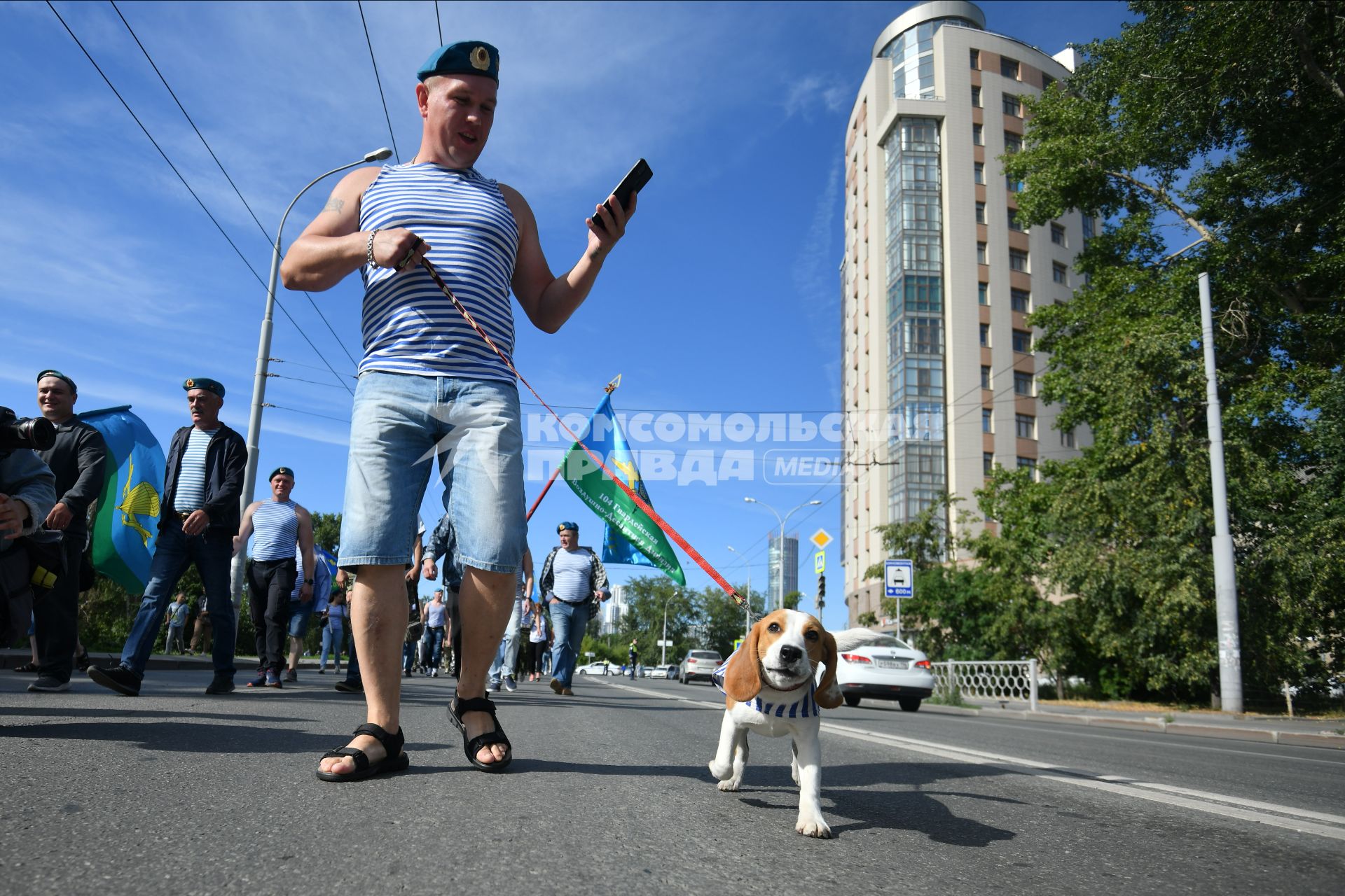 Екатеринбург. Праздничные гуляния десантников в день ВДВ. Шествие десантников к памятнику \'Черный тюльпан\'