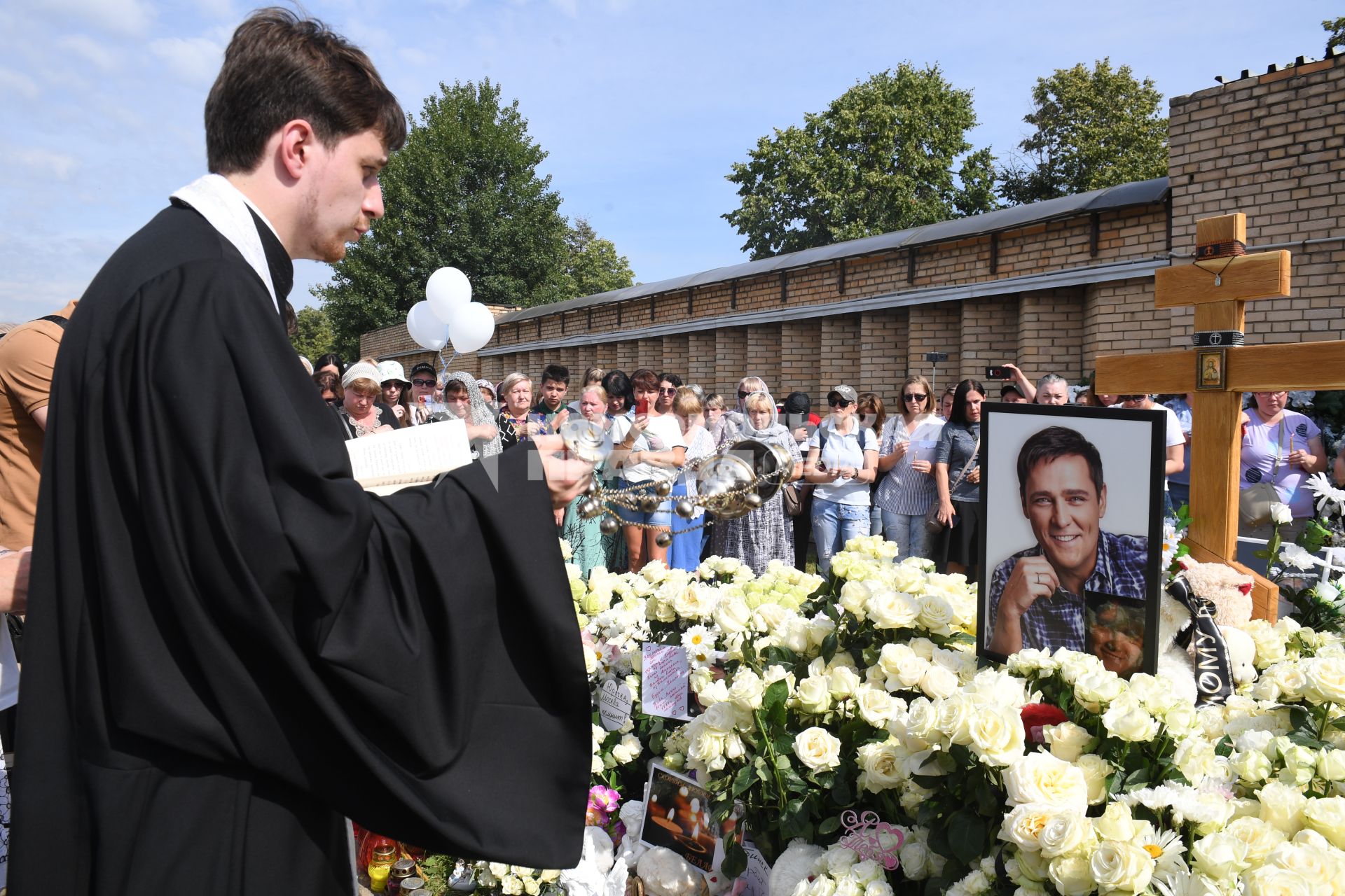 Москва. Священнослужитель во время панихиды по бывшему солисту группы `Ласковый май` Юрию Шатунову на Троекуровском кладбище на 40-й день со дня смерти.