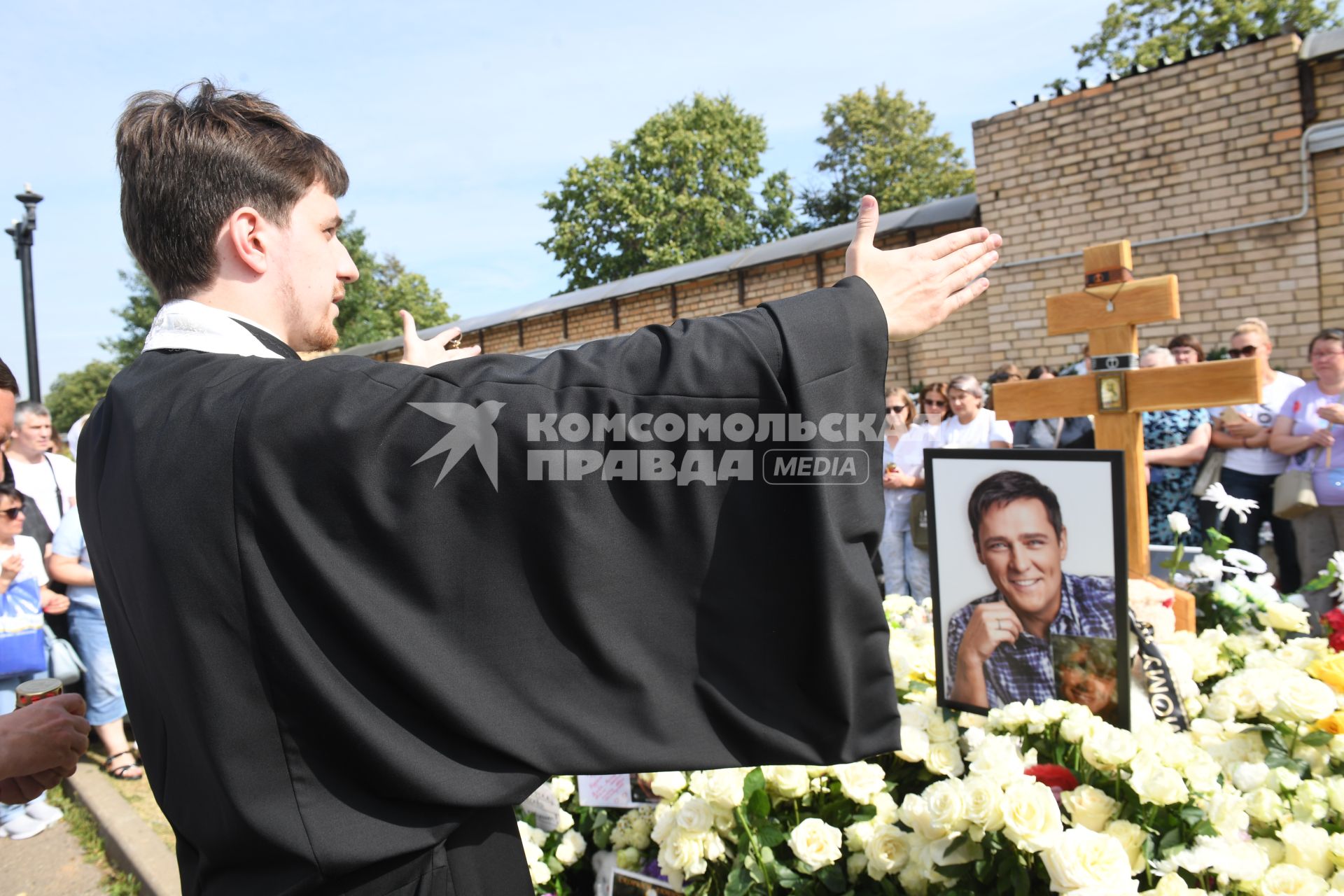 Москва. Священнослужитель во время панихиды по бывшему солисту группы `Ласковый май` Юрию Шатунову на Троекуровском кладбище на 40-й день со дня смерти.