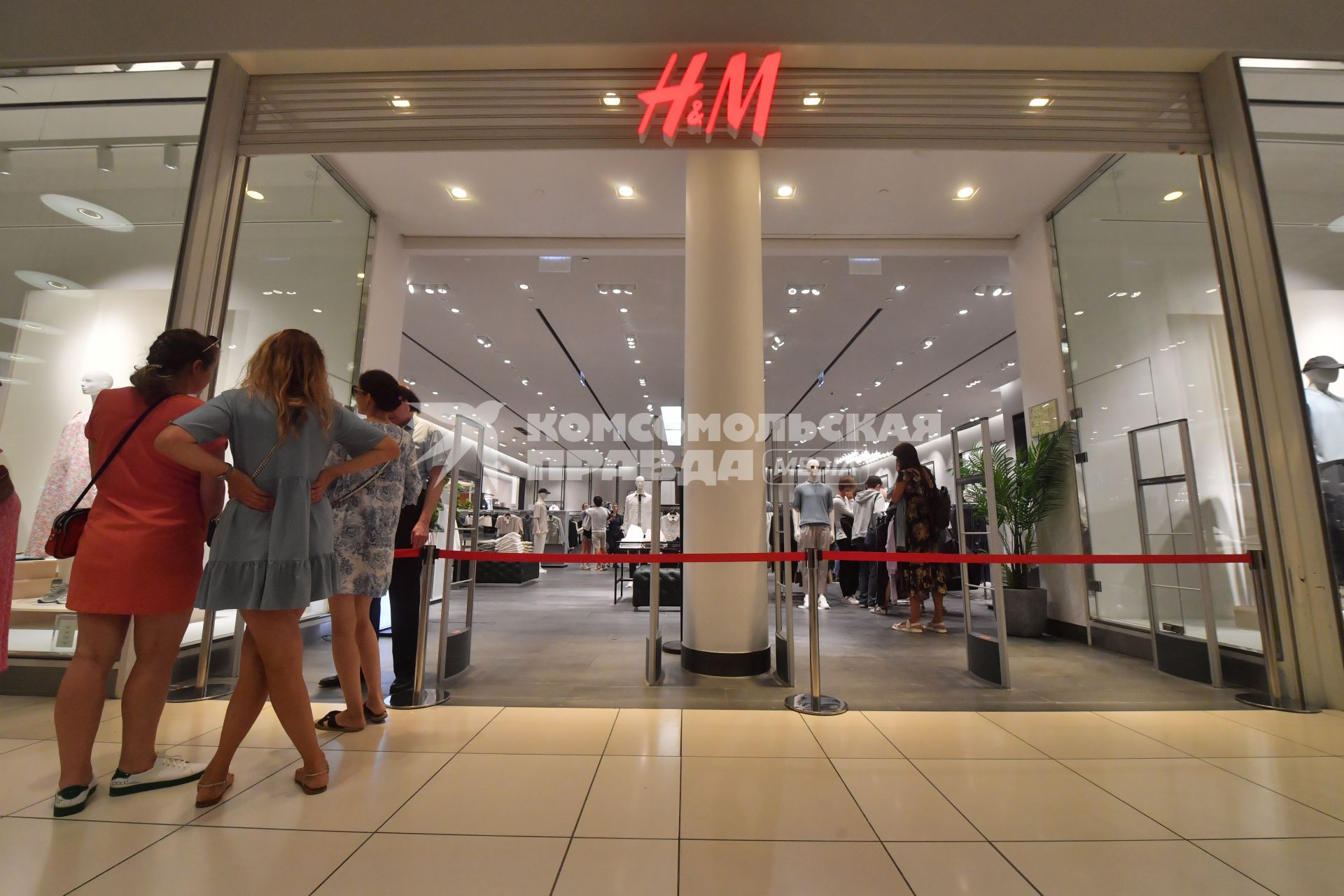 Москва. Очередь  на распродаже в сети магазинов  H&M  в ТЦ Авиапарк . Сеть H&M объявила об уходе из России в связи с санкциями