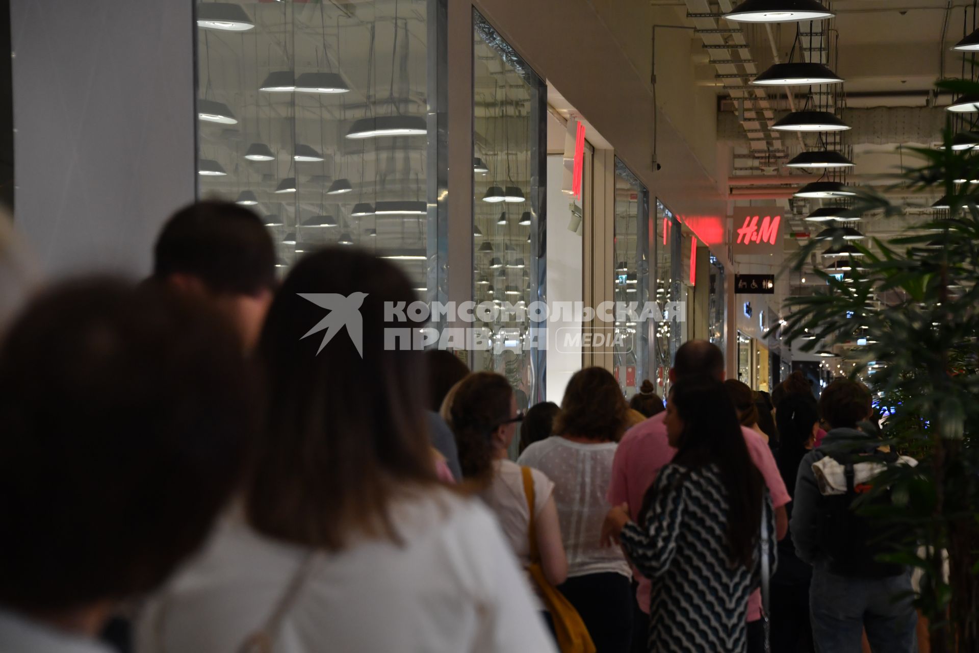 Москва. Очередь  на распродаже в сети магазинов  H&M  в ТЦ Авиапарк . Сеть H&M объявила об уходе из России в связи с санкциями