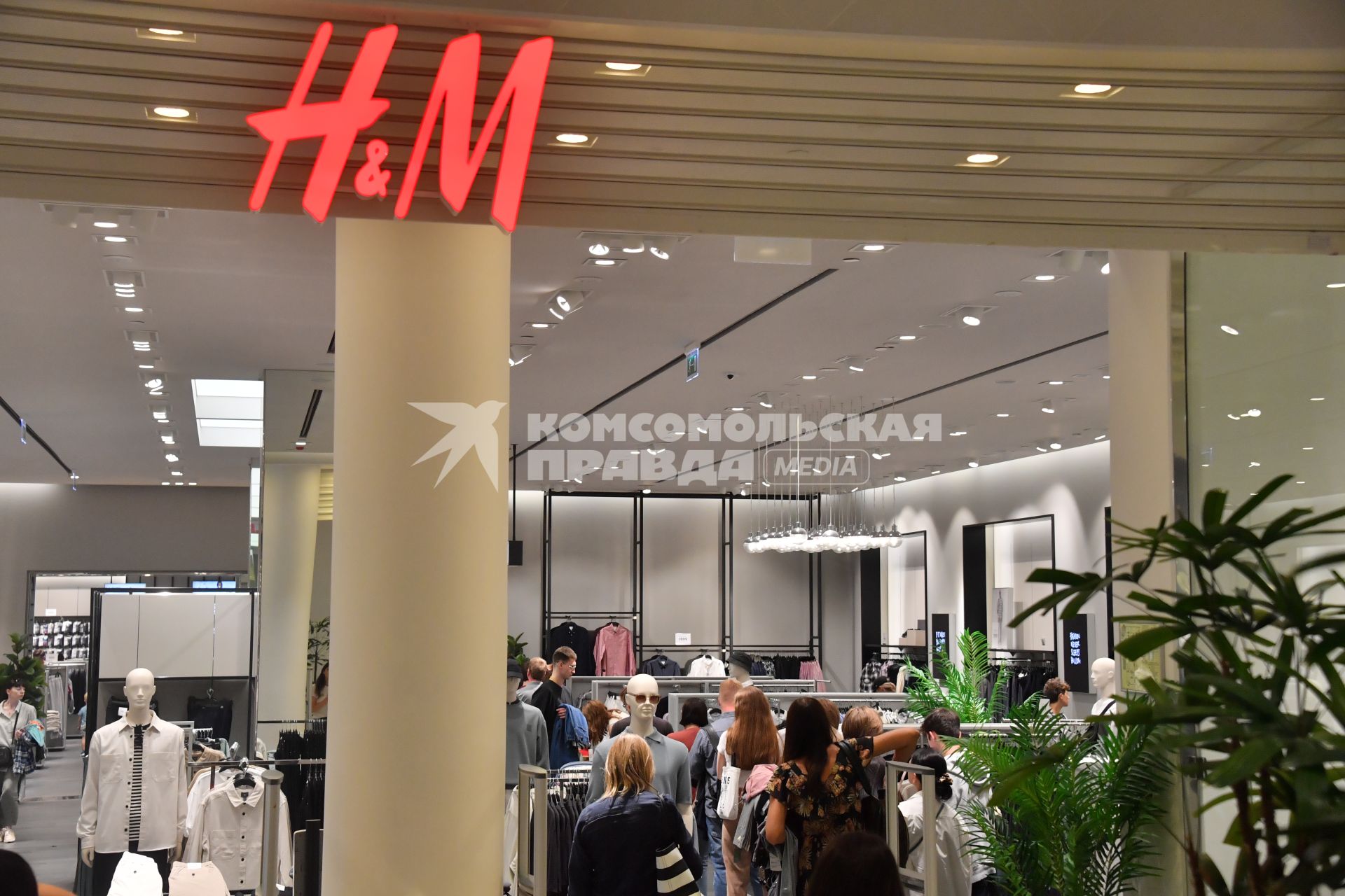 Москва. Очередь  на распродаже в сети магазинов  H&M  в ТЦ Авиапарк . Сеть H&M объявила об уходе из России в связи с санкциями