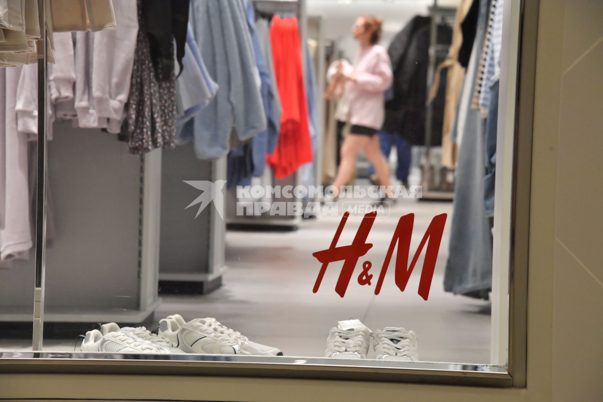 Москва. Распродажа в сети магазинов  H&M  в ТЦ Авиапарк . Сеть H&M объявила об уходе из России в связи с санкциями